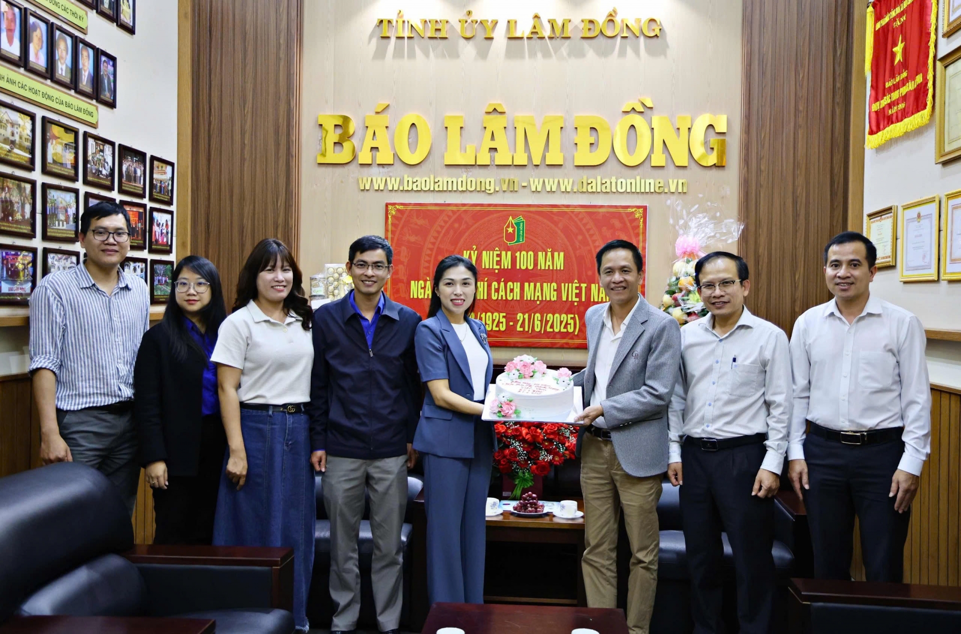 Tỉnh đoàn Lâm Đồng tặng quà chúc mừng Báo Lâm Đồng