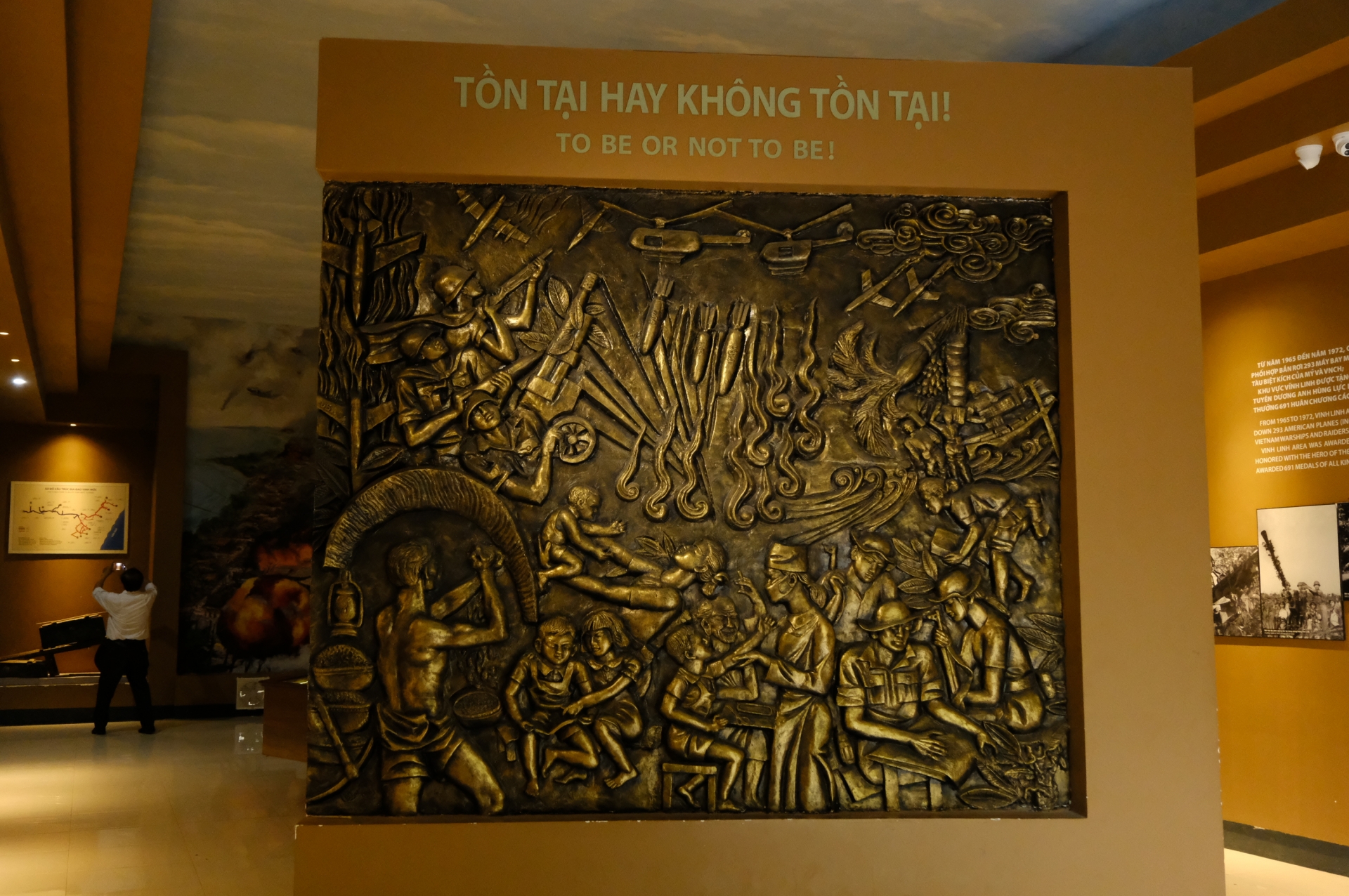 : Bức tượng đồng Tồn tại hay không tồn nổi bật trong Phòng trưng bày bổ sung các hiện vật, hình ảnh về Địa đạo Vịnh Mốc và hệ thống làng hầm Vĩnh Linh