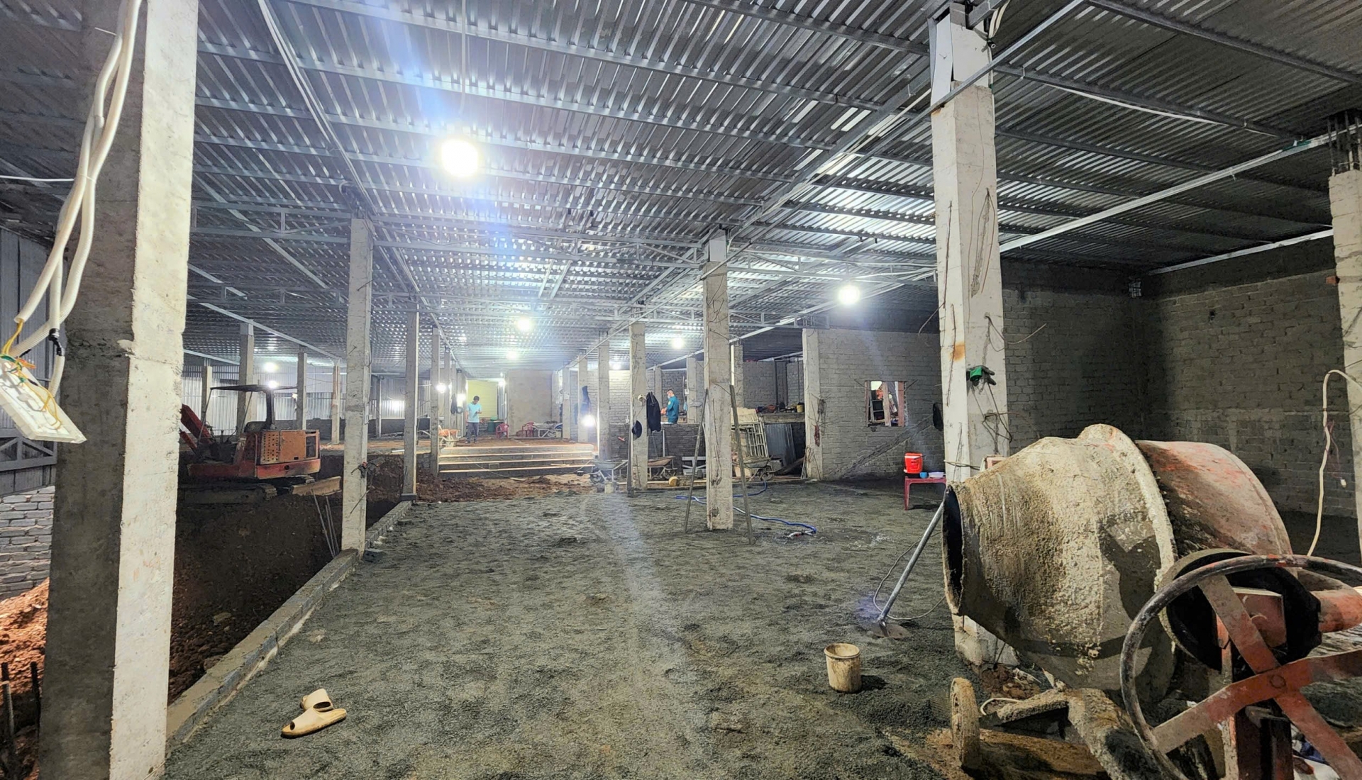 Thế nhưng bên trong lại bật điện sáng đang diễn ra hoạt động xây dựng không phép với quy mô rộng hàng trăm mét vuông
