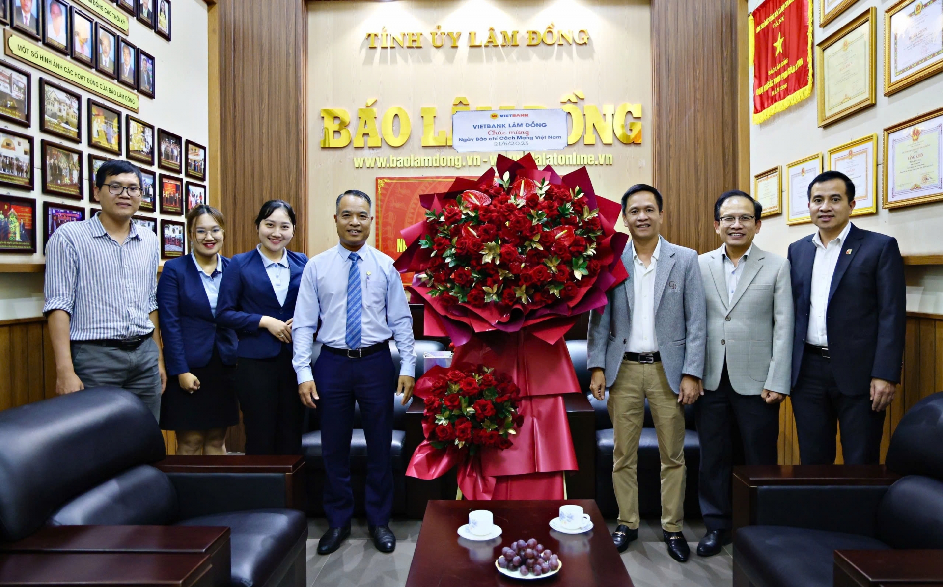 Ngân hàng Vietbank chúc mừng tập thể Báo Lâm Đồng