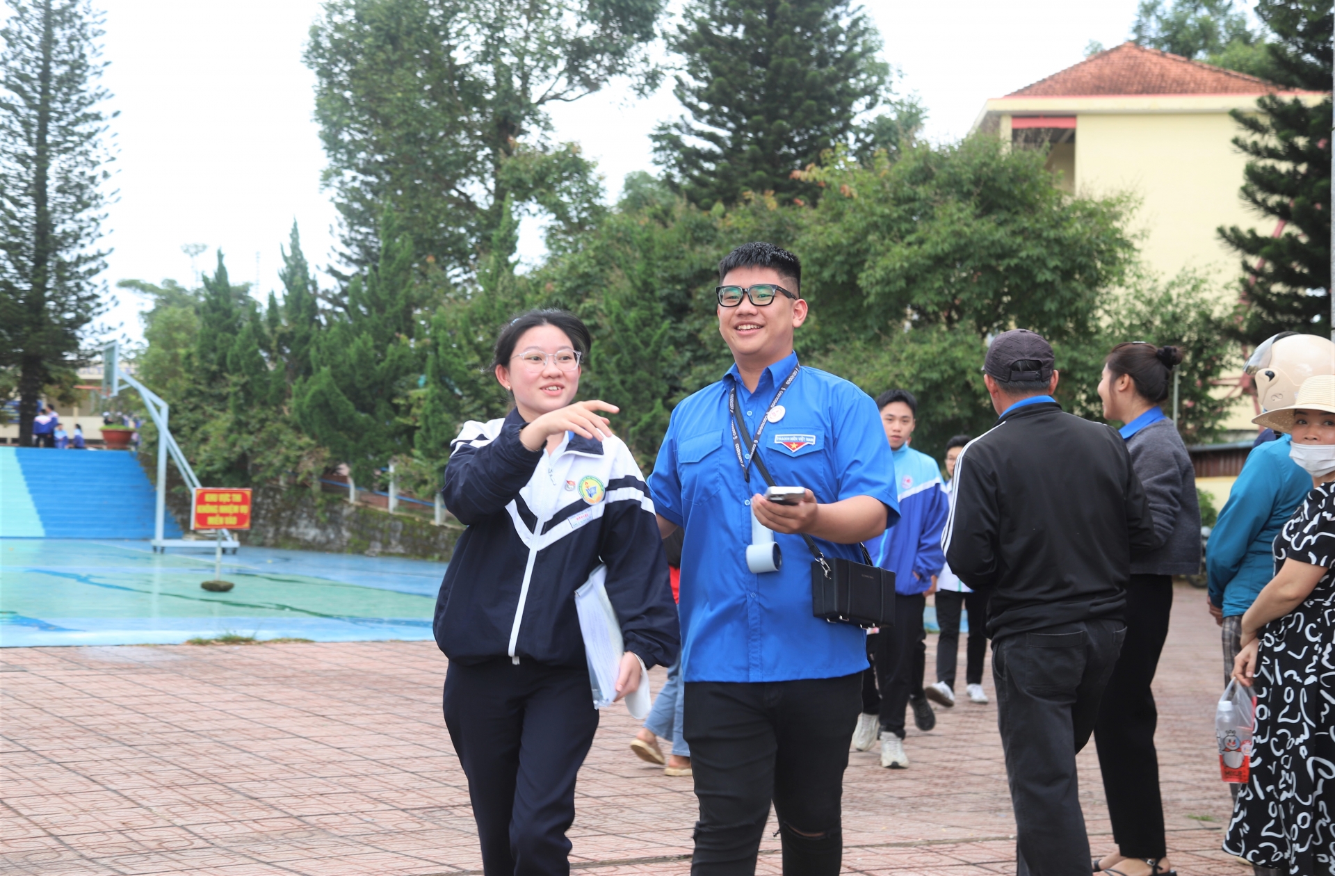 Thí sinh đầu tiên tại điểm thi trường THPT Bảo Lộc rời phòng thi trong sự vui tươi khi kết thúc thời gian làm bài môn Toán vào chiều 26/6