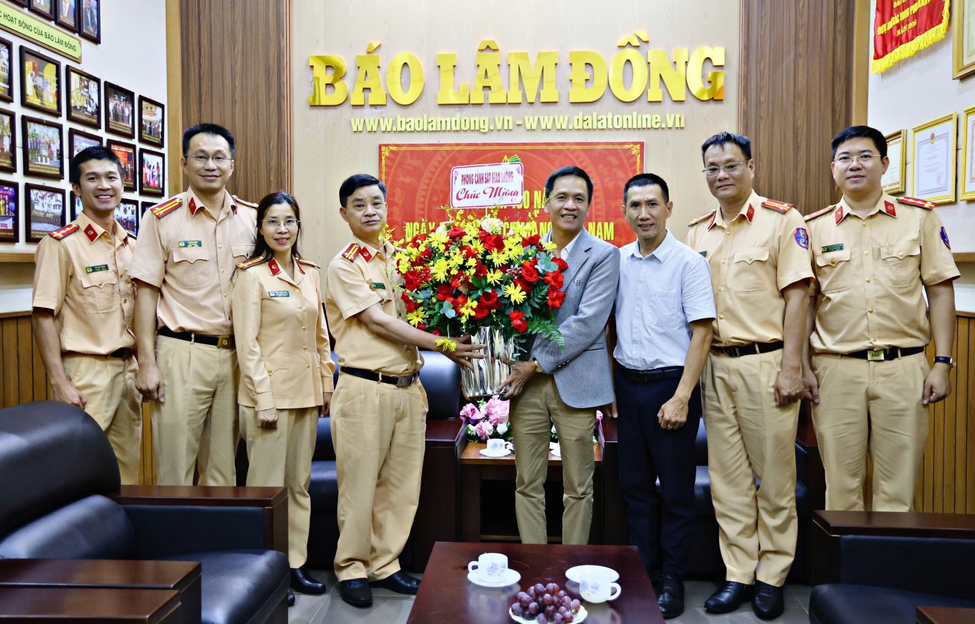 Phòng Cảnh sát giao thông tặng hoa chúc mừng Báo Lâm Đồng