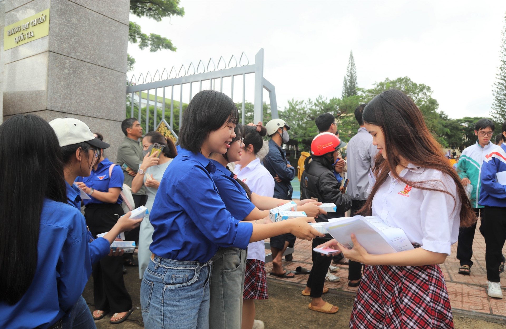 Thanh niên tình nguyện TP Bảo Lộc tặng sữa hộp động viên các sĩ tử sau thời gian làm bài căng thẳng