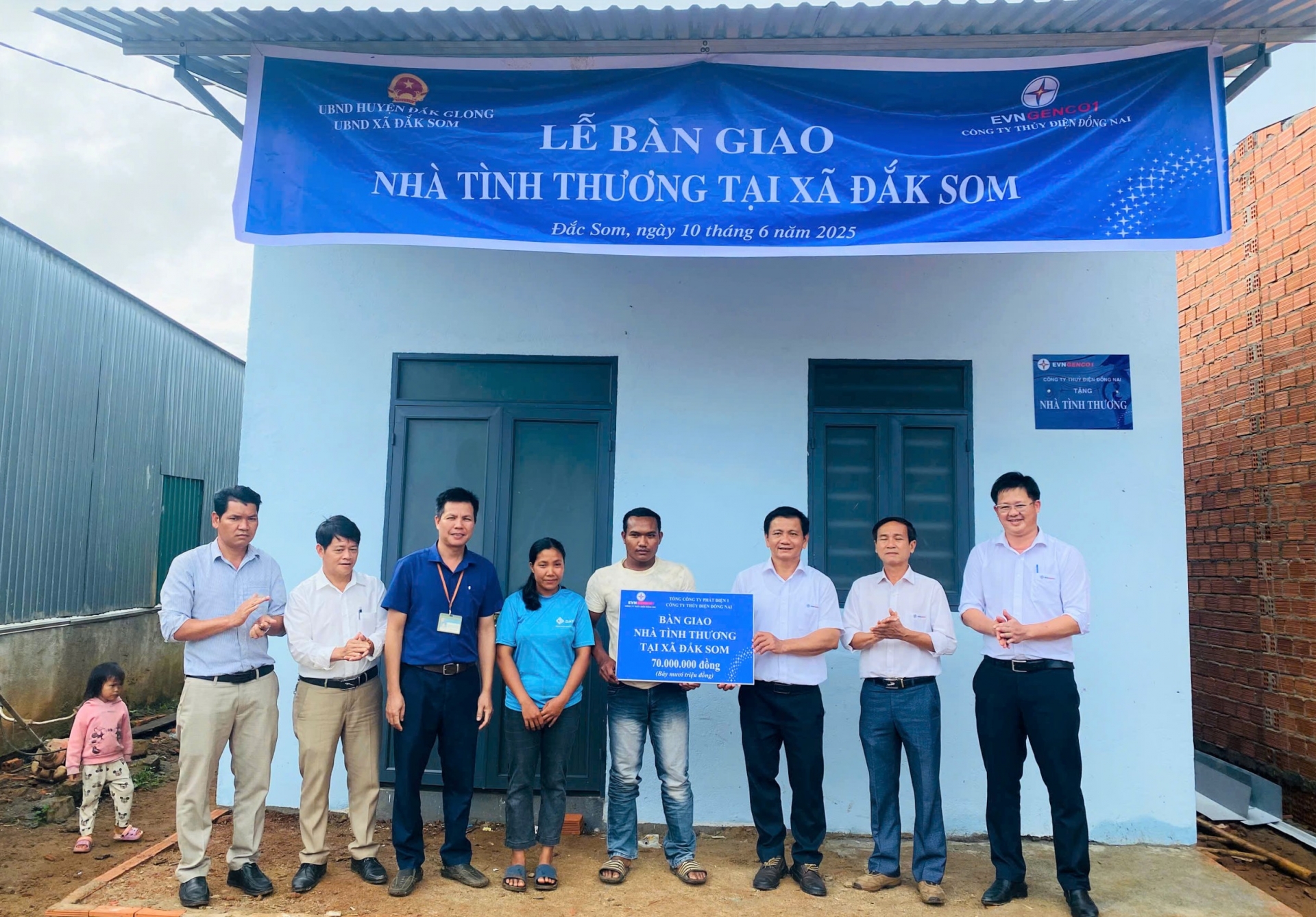 Công ty Thủy điện Đồng Nai Trao bảng tượng trưng tại hộ ông K’Glêu cho con trai và con gái chủ hộ