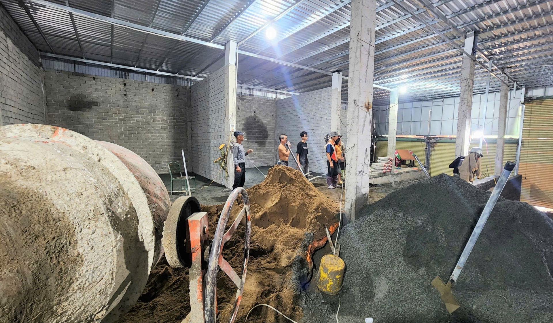 Thời điểm cơ quan chức năng thị trấn Đạ Mri có mặt kiểm tra, tại đây có khoảng 10 người đang xây dựng công trình không phép