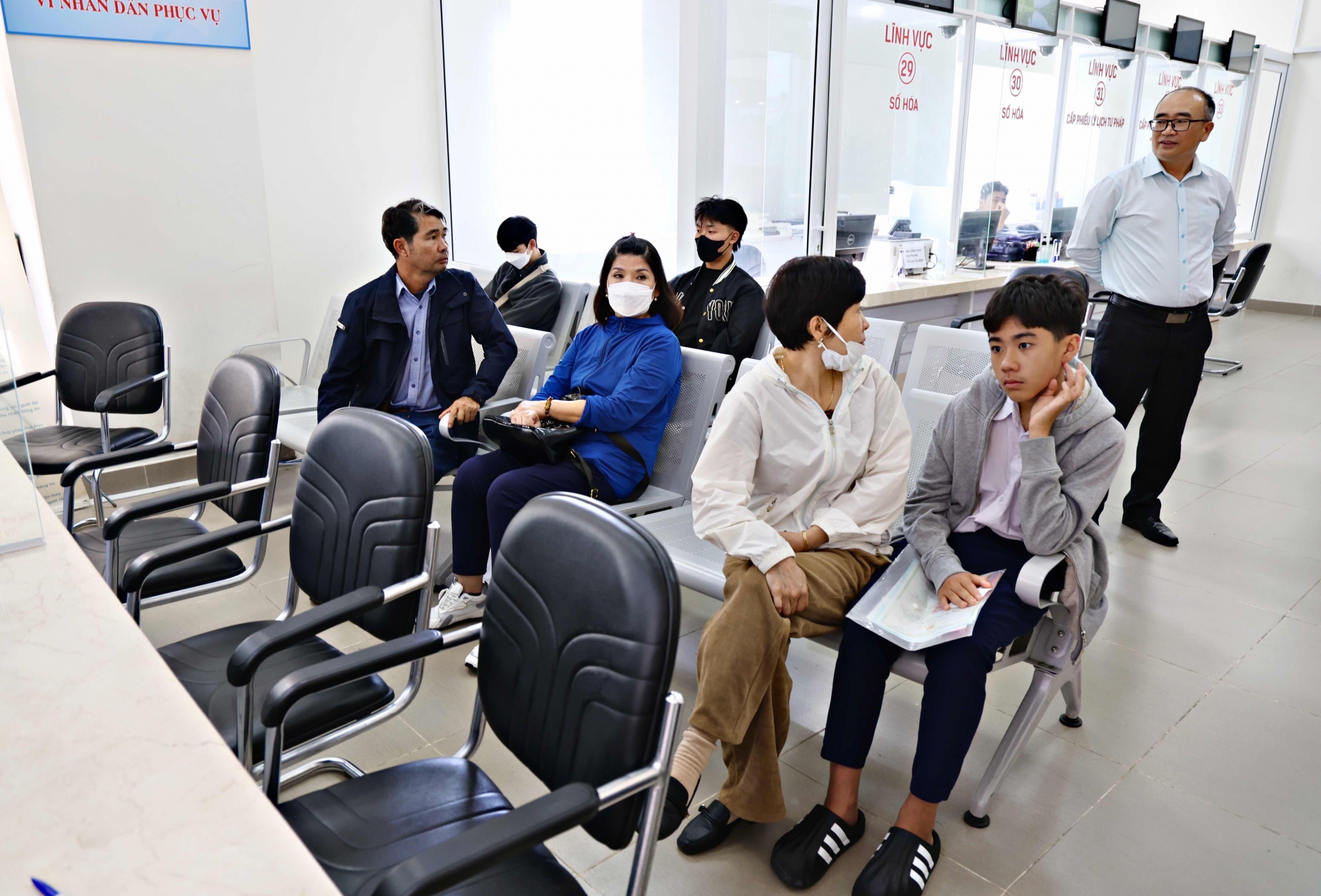 Tranh thủ ngày hè, nhiều phụ huynh đưa con em mình đi làm căn cước công dân tại Trung tâm Phục vụ hành chính công tỉnh Lâm Đồng
