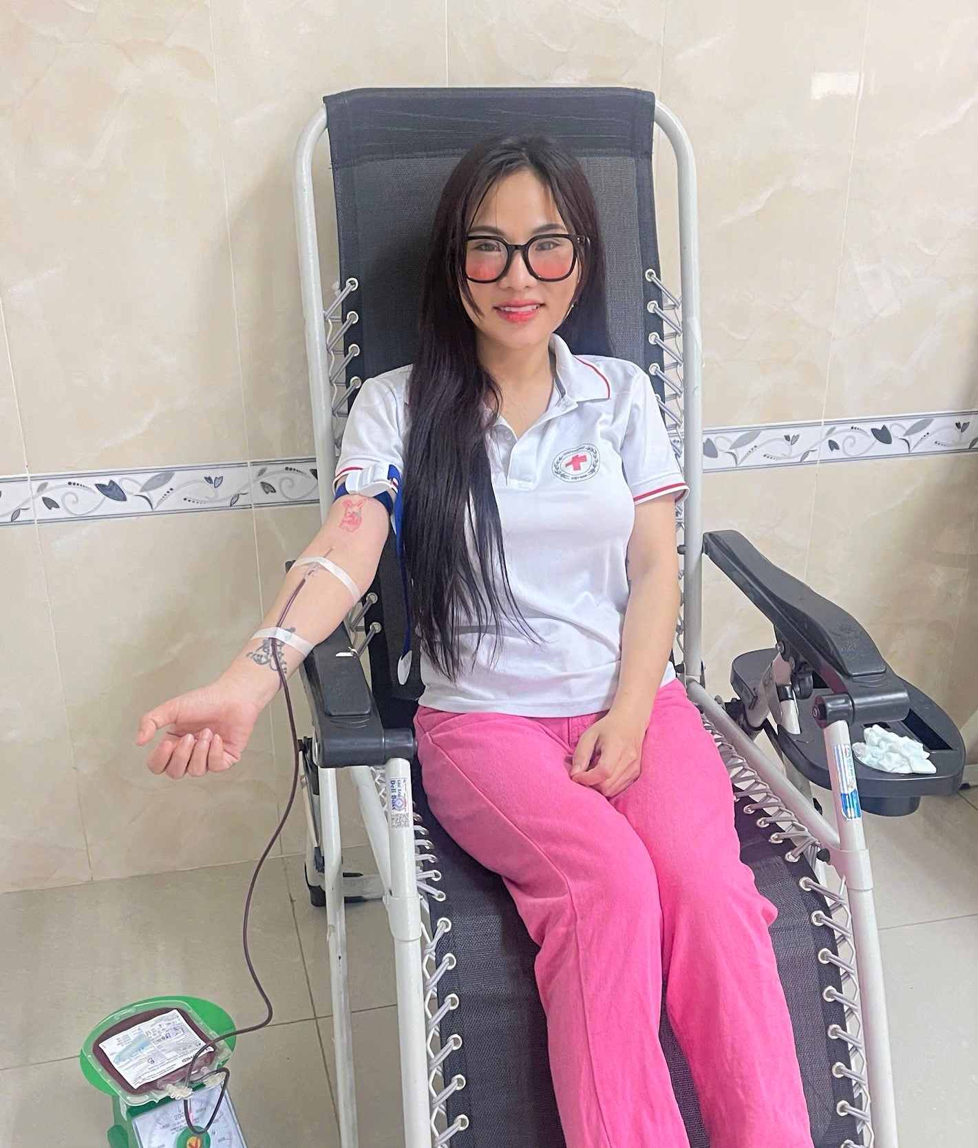 Tình nguyên viên vui tươi khi tham gia hiến máu cấp cứu trực tiếp tại Bệnh viện II Lâm Đồng
