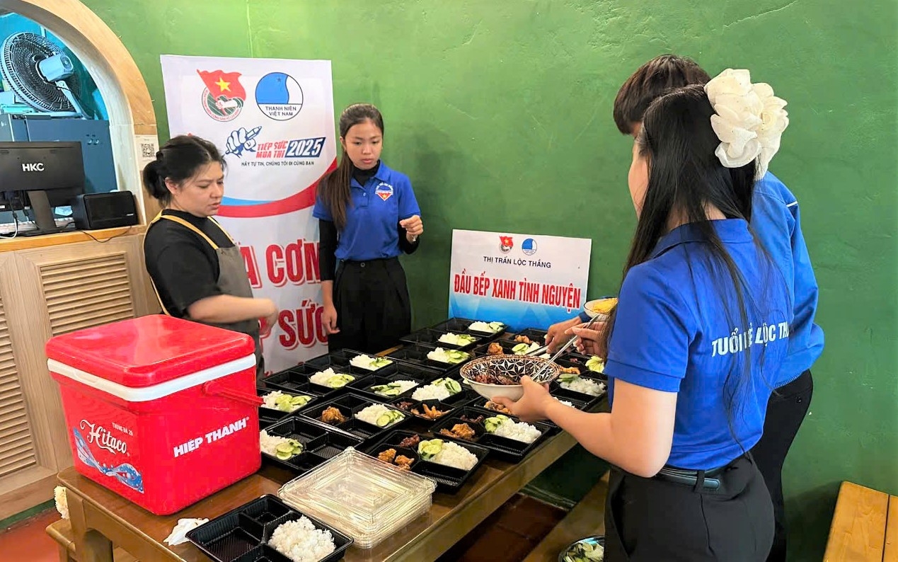 Bảo Lâm: Thanh niên tình nguyện tặng học bổng và nấu cơm miễn phí tặng sĩ tử khó khăn