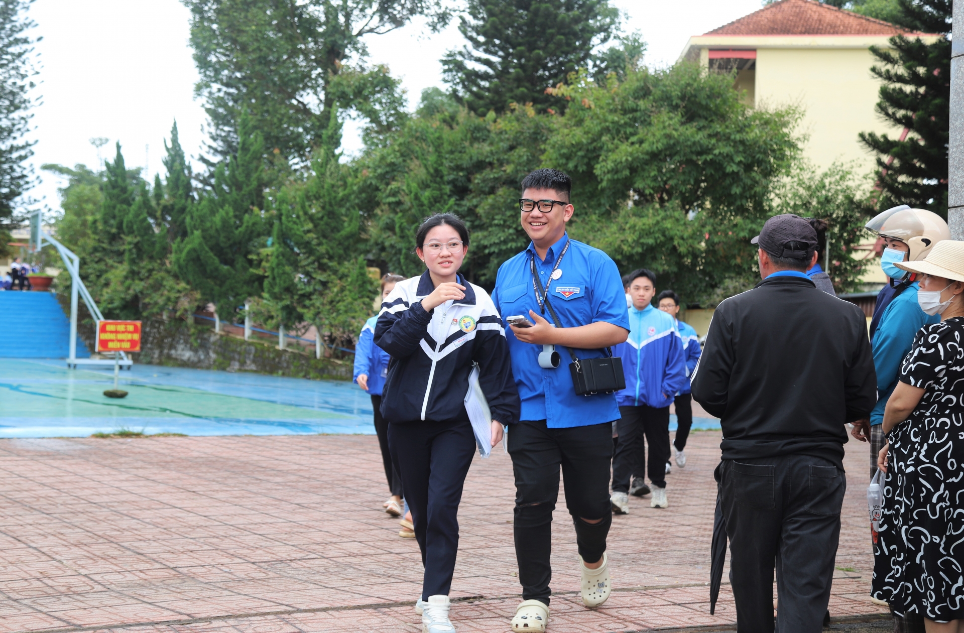 Trần Lê Nguyễn Thiên Nga (bạn nữ bên trái hình) - 3 năm liền là học sinh xuất sắc của Trường THPT Bảo Lộc cho rằng đề Toán năm nay khó.