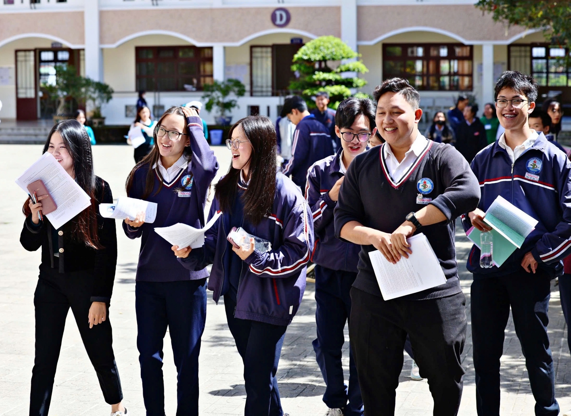 Các TS tại Điểm thi Trường THPT Bùi Thị Xuân kết thúc buổi thi môn tự chọn.