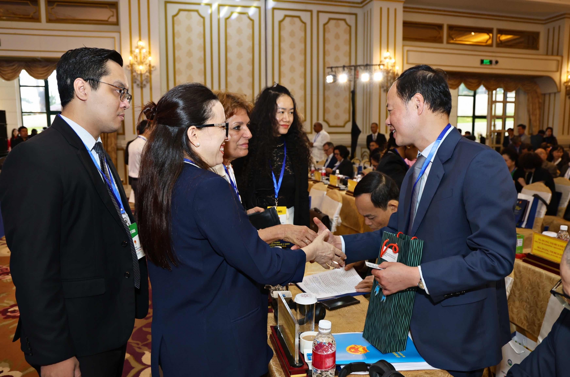 Lãnh đạo tỉnh Lâm Đồng trao đổi với các nhà đầu tư, các nhà khoa học tại Hội thảo