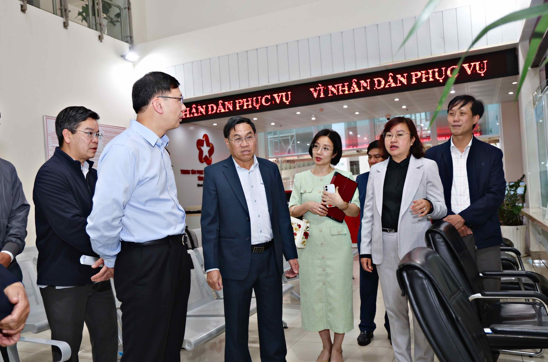 Phó Chủ tịch UBND tỉnh Lâm Đồng Võ Ngọc Hiệp báo cáo sơ bộ công tác chuẩn bị để Trung tâm Phục vụ hành chính công tỉnh Lâm Đồng mới chuẩn bị đi vào vận hành chính thức
