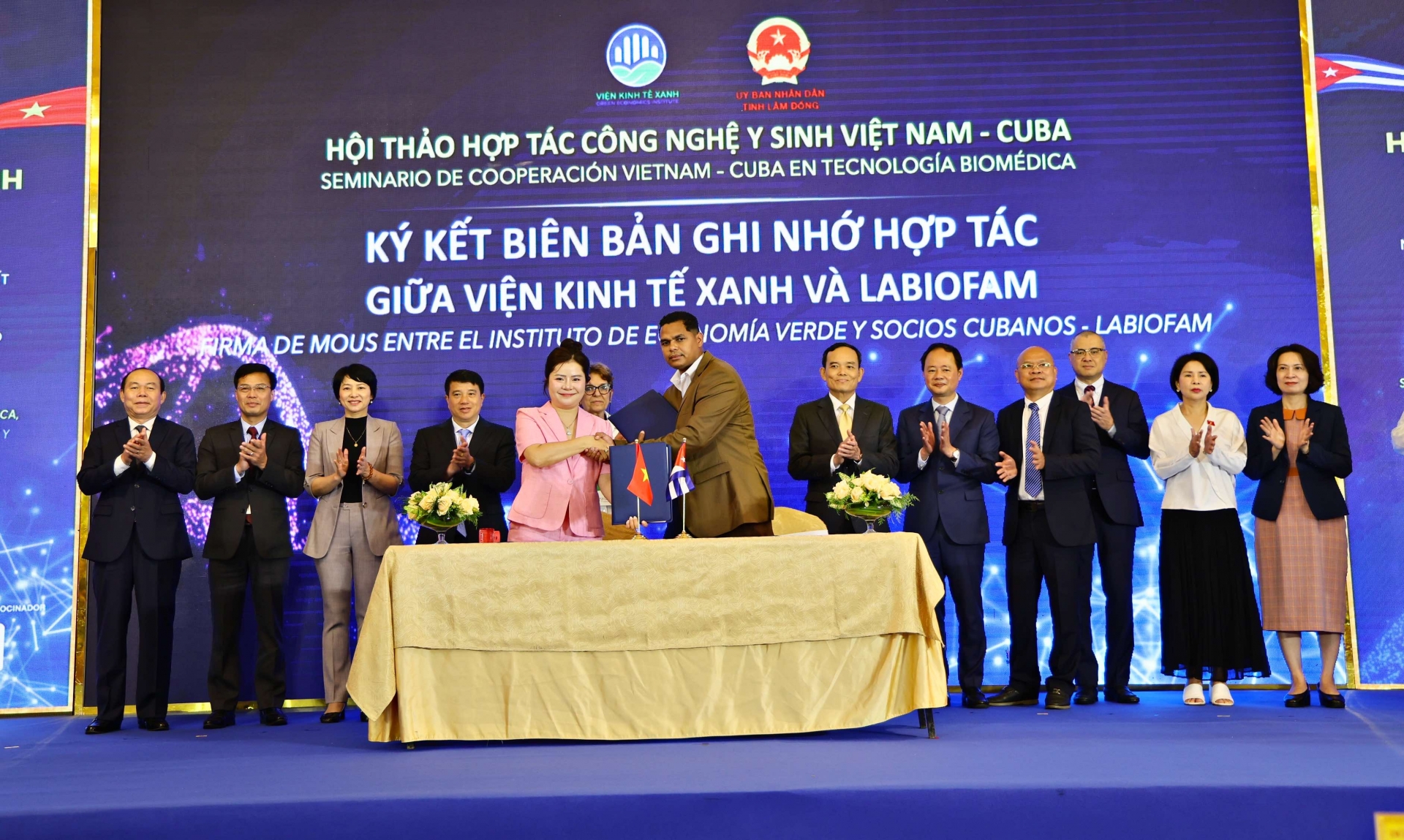 Các đại biểu chứng kiến việc ký kết các Biên bản ghi nhớ hợp tác (MOU) giữa Viện Kinh tế Xanh và các đối tác Cuba (LabioFAM, CIGB, CNIC). 