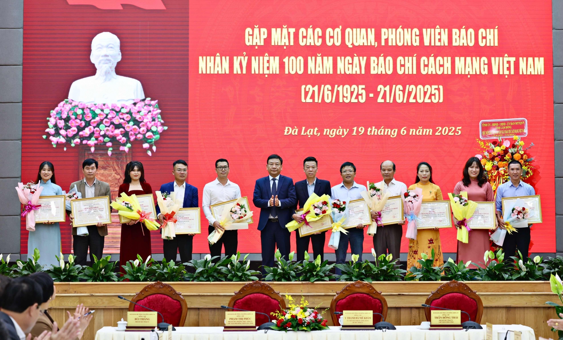 Phó Bí thư Tỉnh ủy Lâm Đồng Bùi Thắng trao Bằng khen cho các các tác giả, nhóm tác gỉa đoạt giải Báo chí tỉnh Lâm Đồng lần thứ XXI năm 2025 thể loại báo điện tử