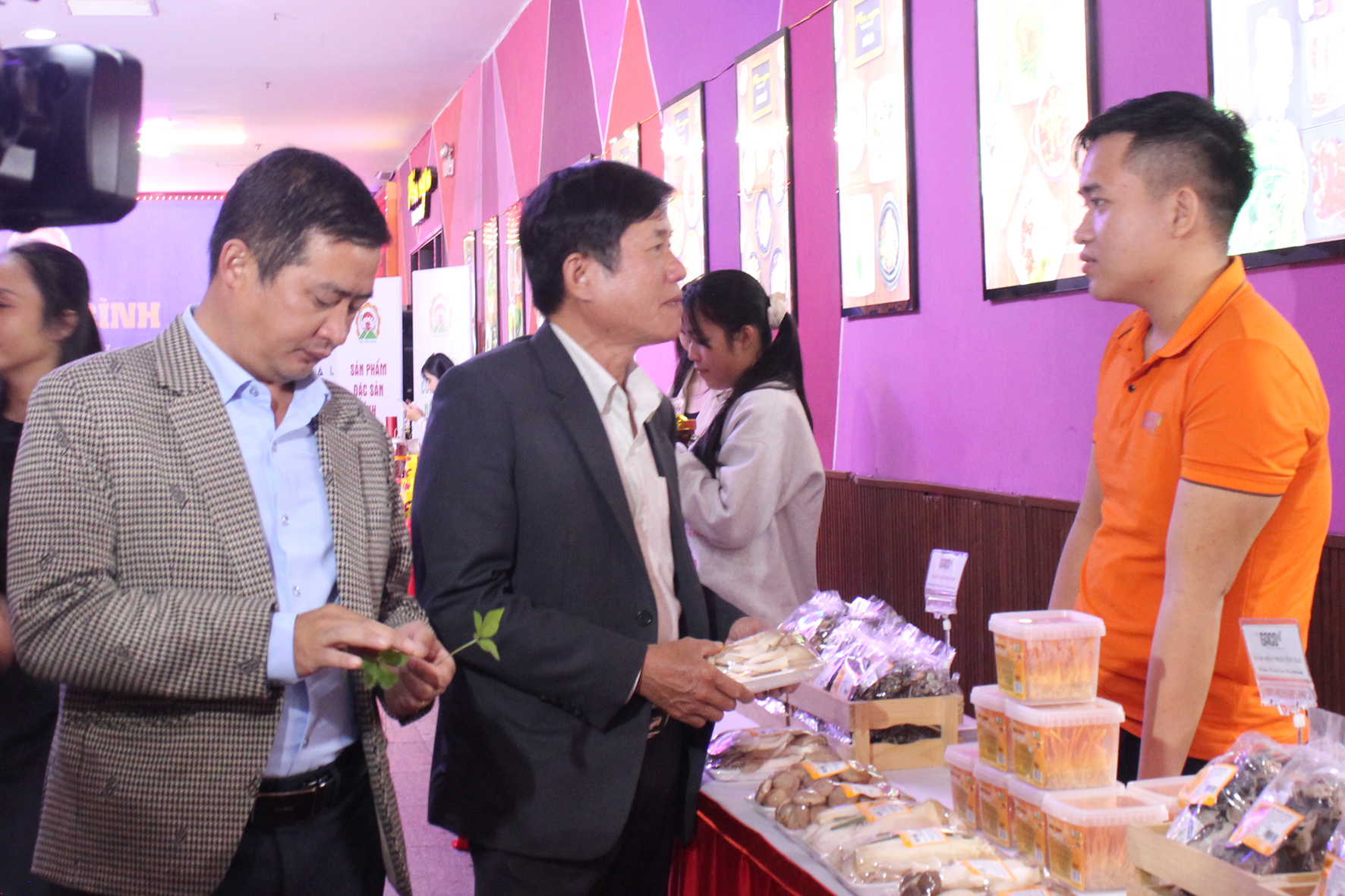 Tham quan các gian hàng tại triển lãm