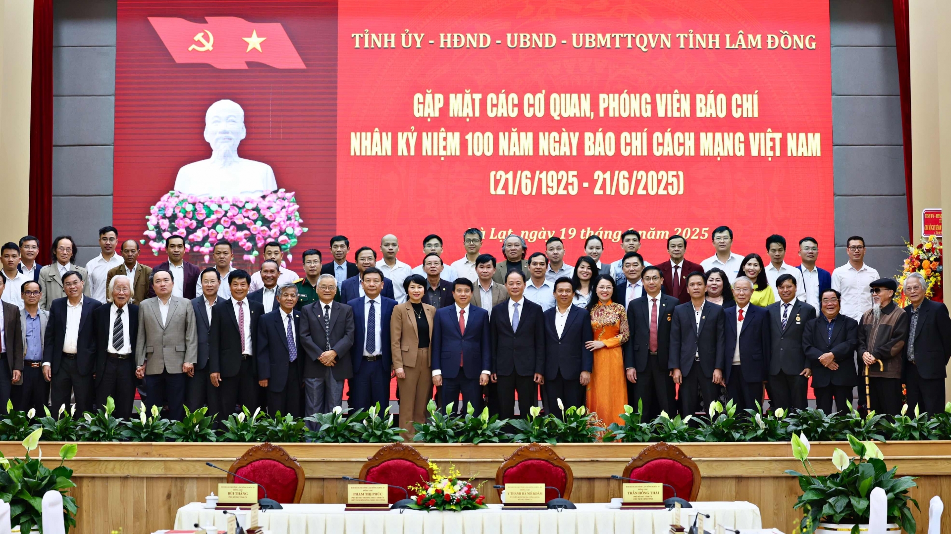 Lãnh đạo các sở, ngành tham dự lễ kỷ niệm