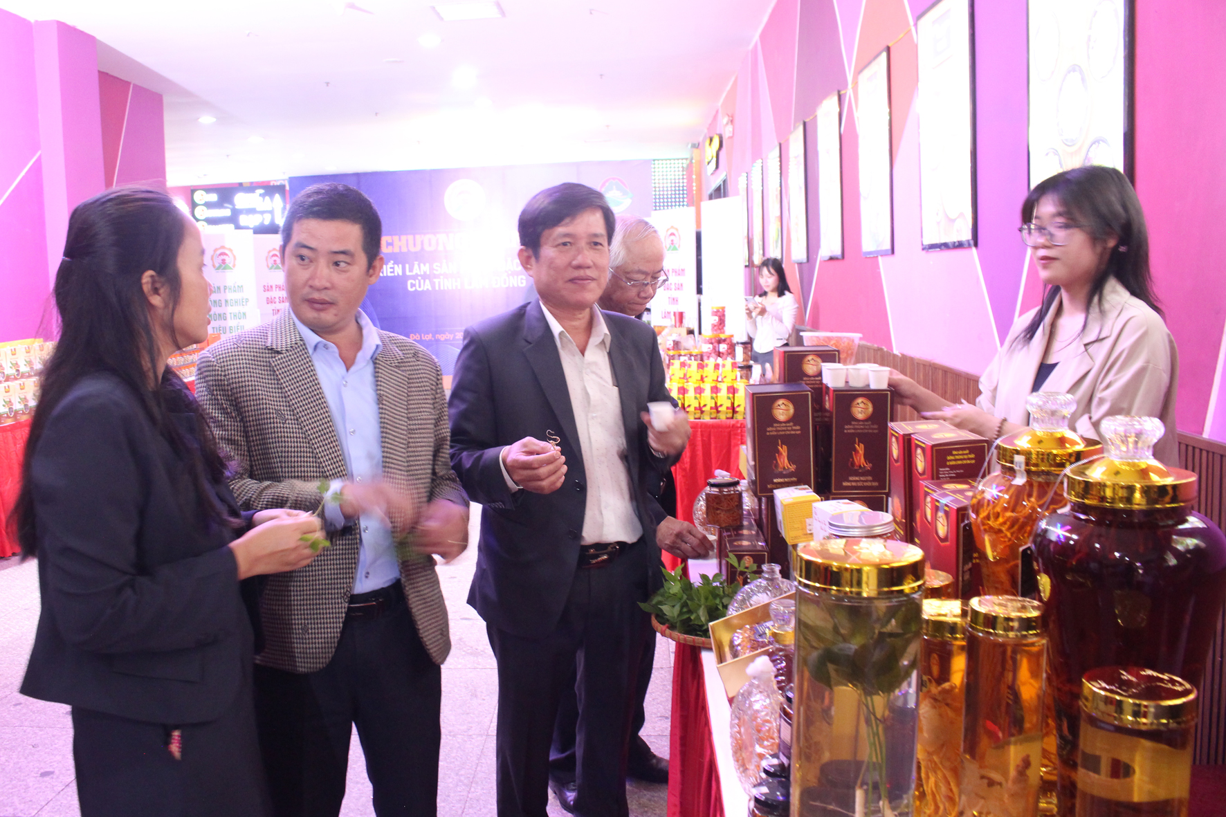 Tham quan các gian hàng tại triển lãm