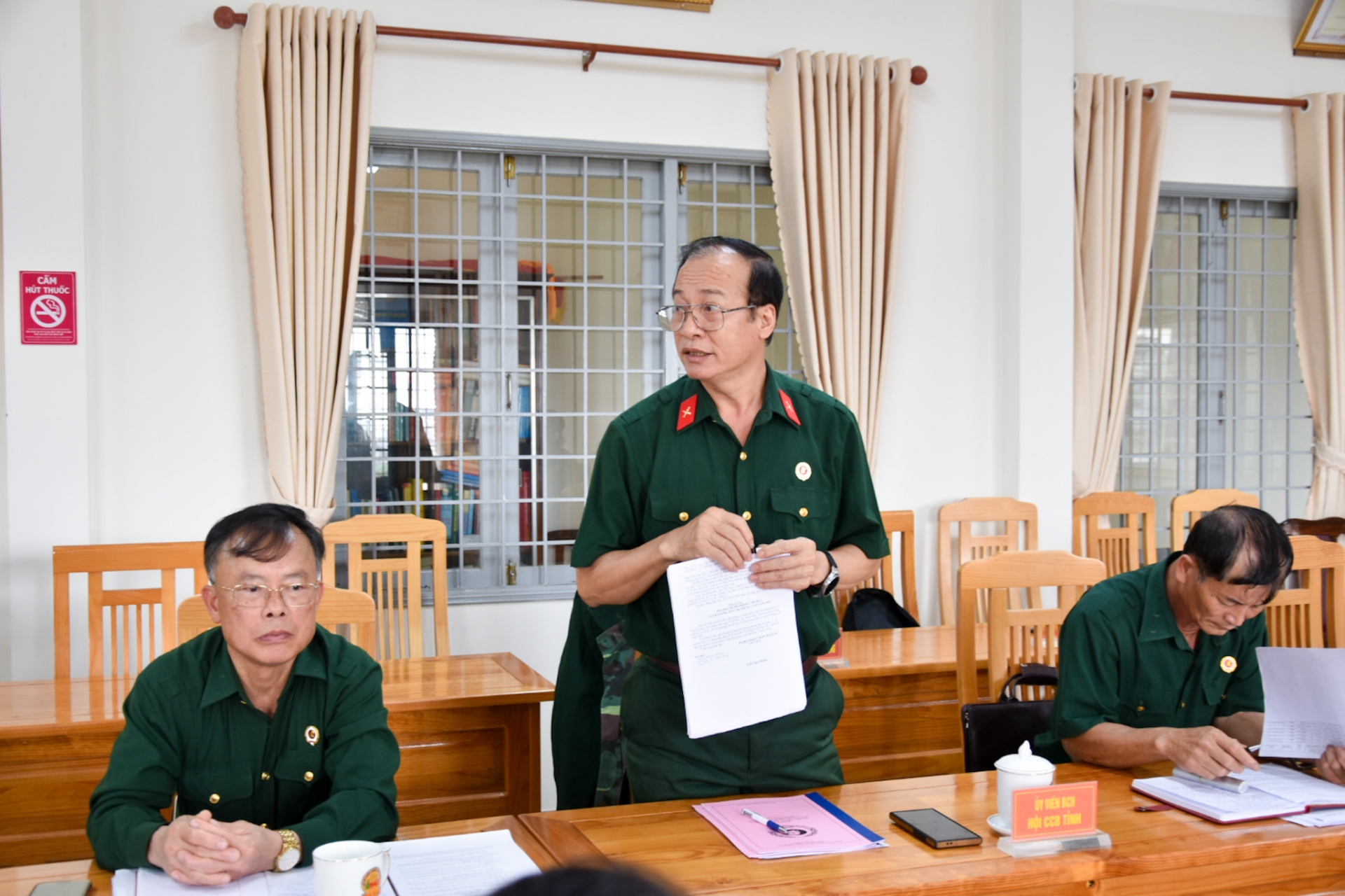 Chủ tịch Hội CCB huyện Đức Trọng nêu ý kiến tại hội nghị 