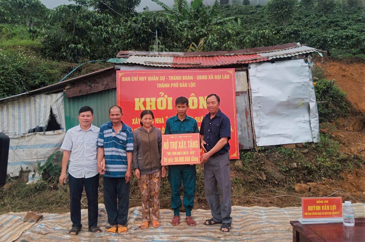 UBND xã Đại Lào trao hỗ trợ 50 triệu đồng cho gia đình anh Huỳnh Văn Siêu