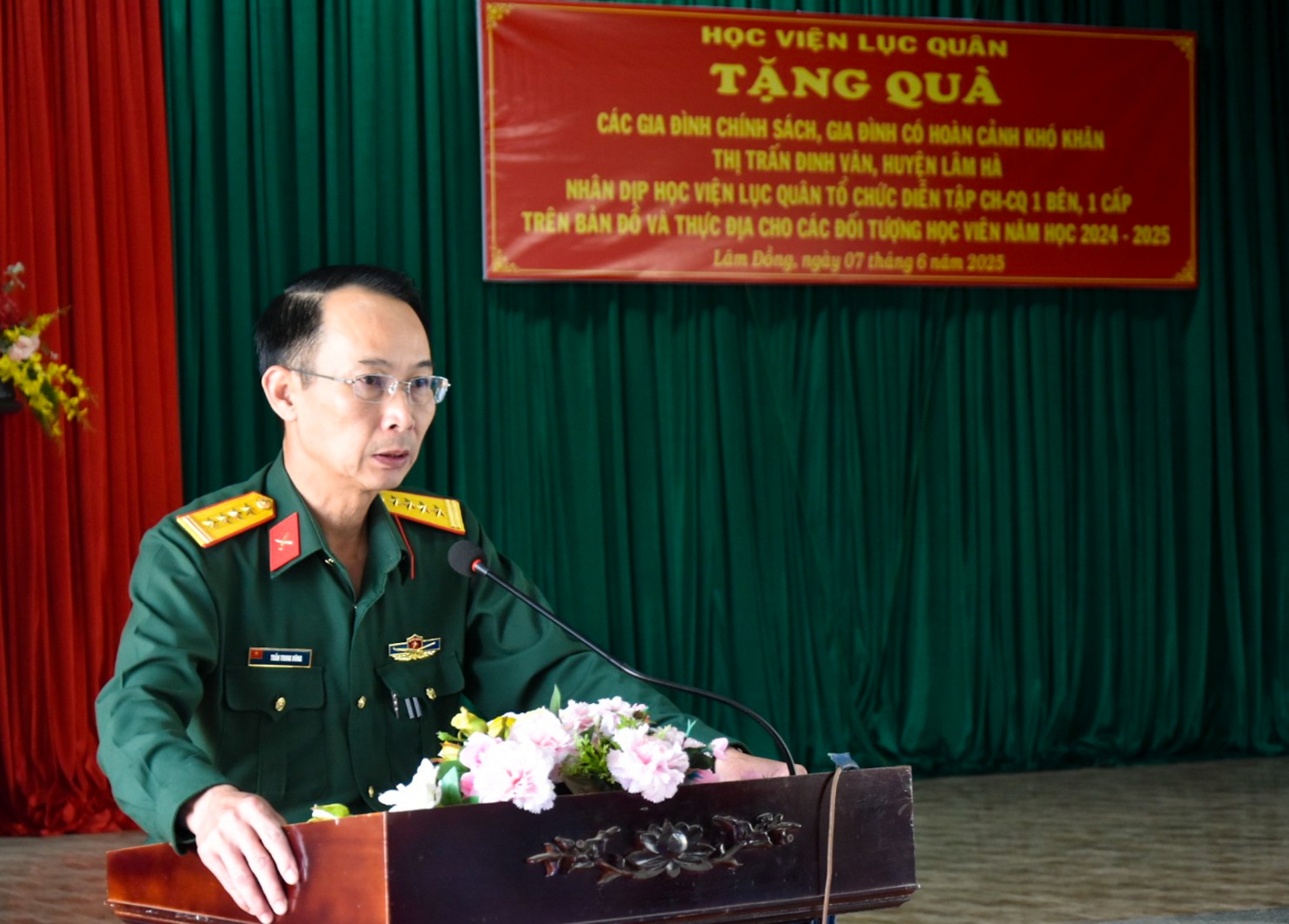 Đại tá Trần Trung Dũng - Phó Chủ nhiệm Chính trị Học viện Lục quân phát biểu tại chương trình