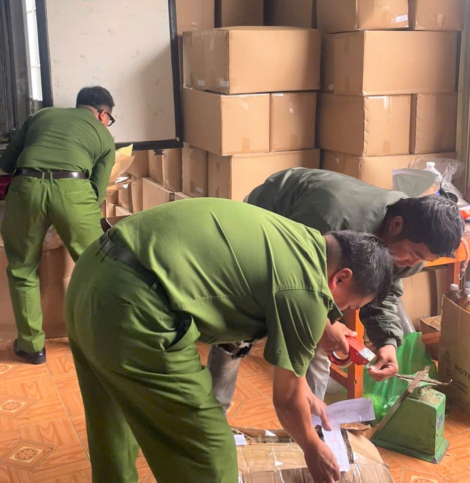 Lực lượng công an niêm phong