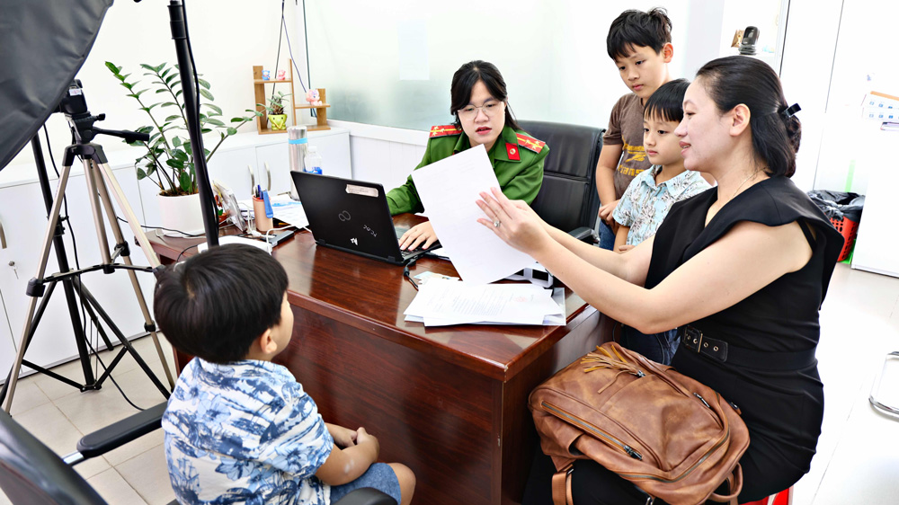 Công dân "nhí" đi làm căn cước công dân tăng mạnh ngày hè