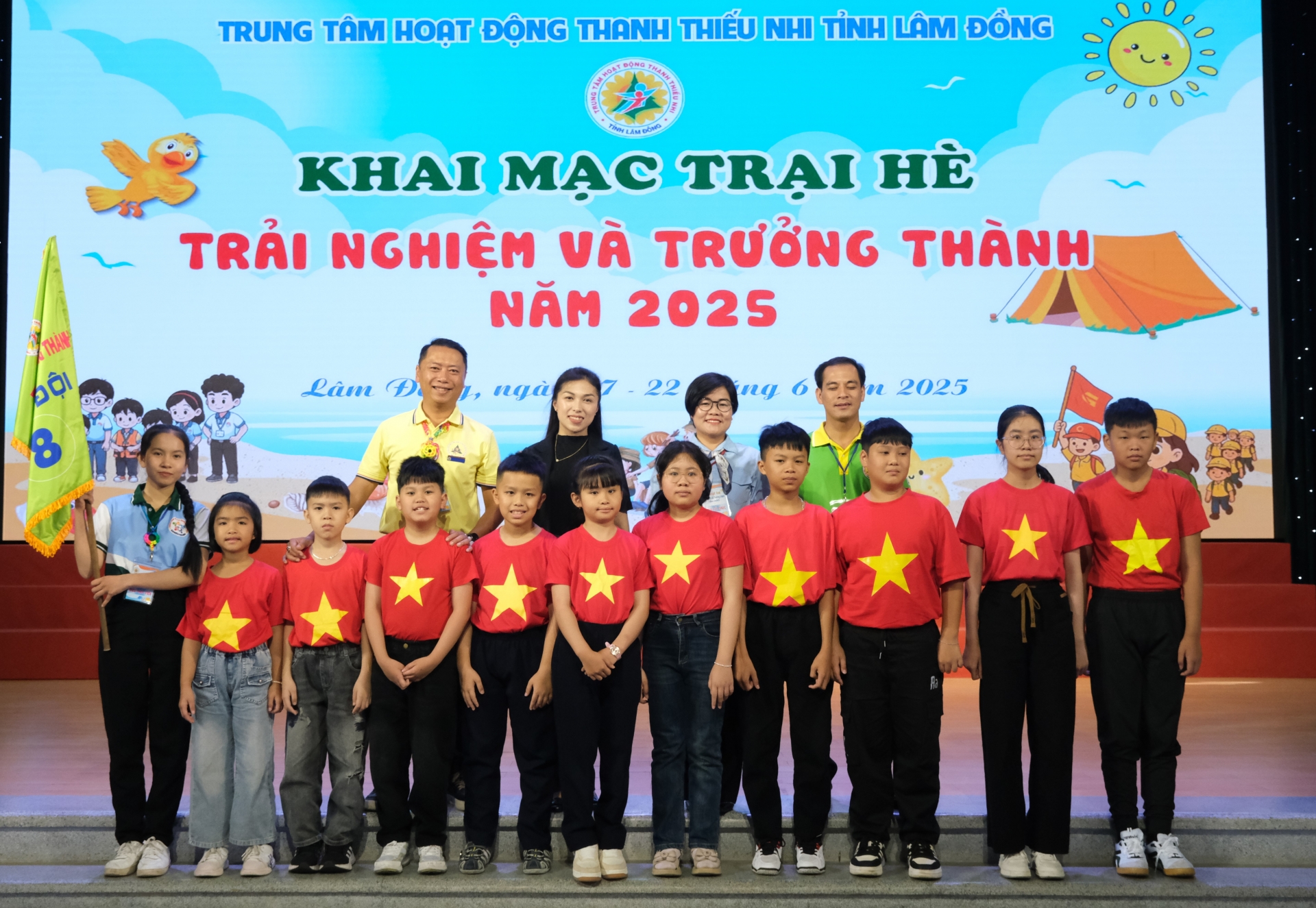 Ban tổ chức chụp ảnh lưu niệm với các trại sinh