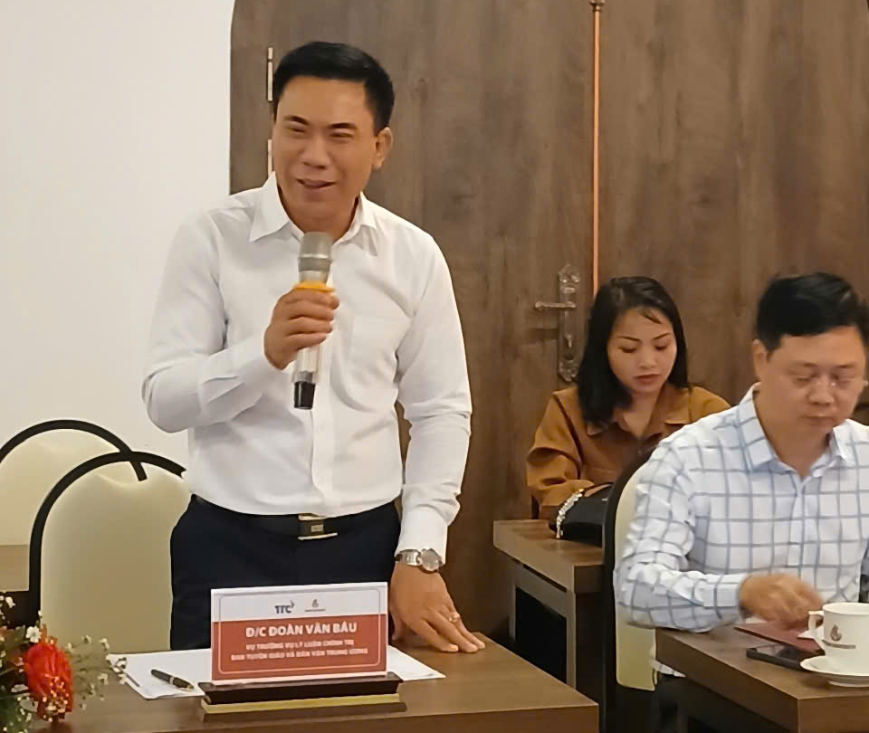 Đồng chí Đoàn Văn Báu - Vụ trưởng Vụ Lý luận chính trị, Ban Tuyên giáo và Dân vận Trung ương phát biểu tại hội nghị