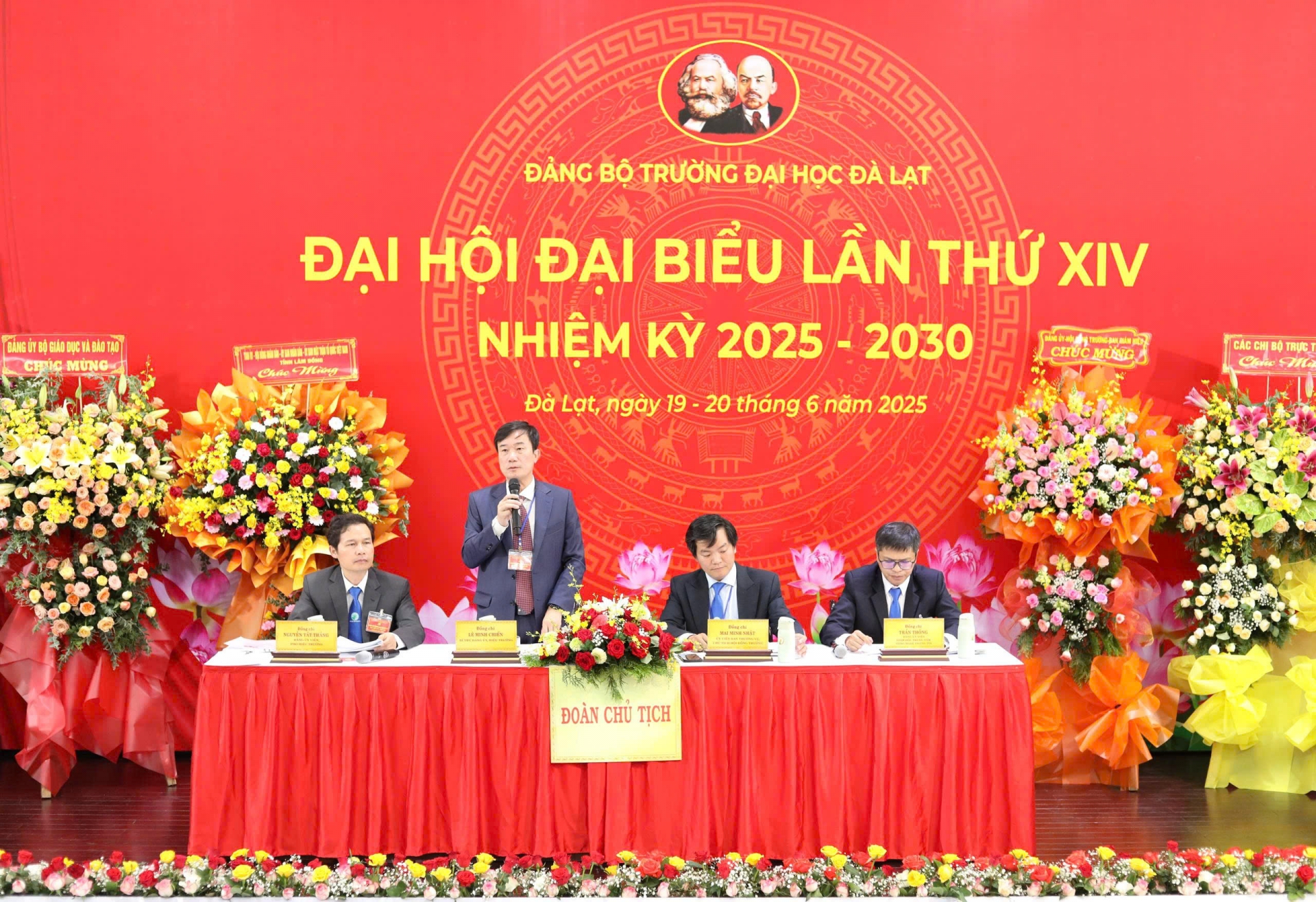 Đoàn Chủ tịch điều hành Đại hội Đảng bộ Trường Đại học Đà Lạt nhiệm kỳ 2025 - 2030.