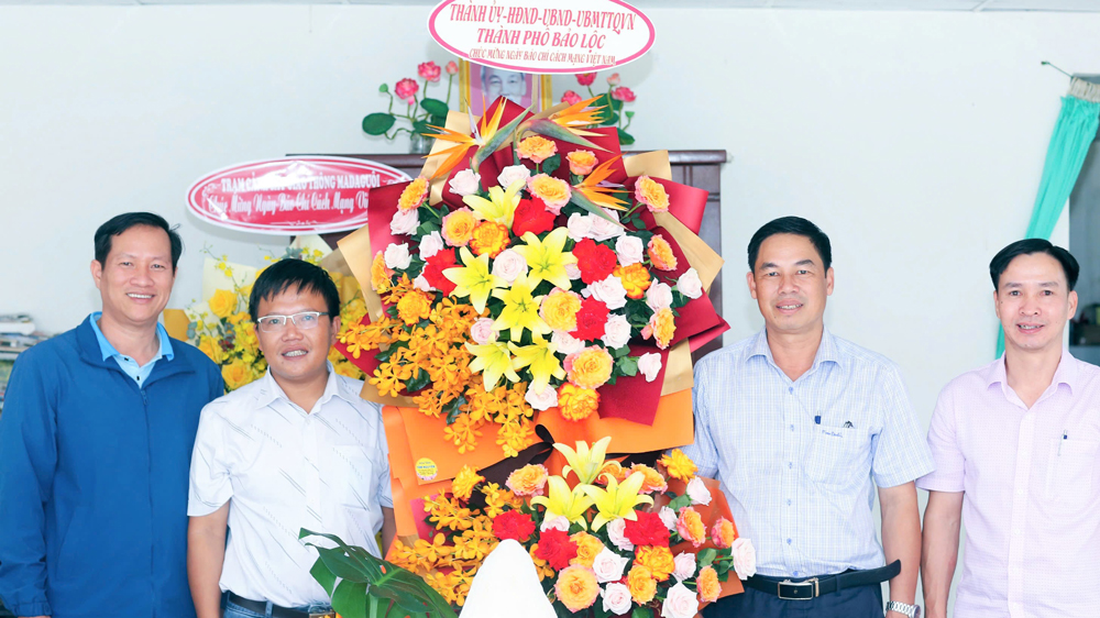 Các cơ quan, đơn vị chúc mừng Văn phòng Báo Lâm Đồng tại TP Bảo Lộc nhân ngày 21/6