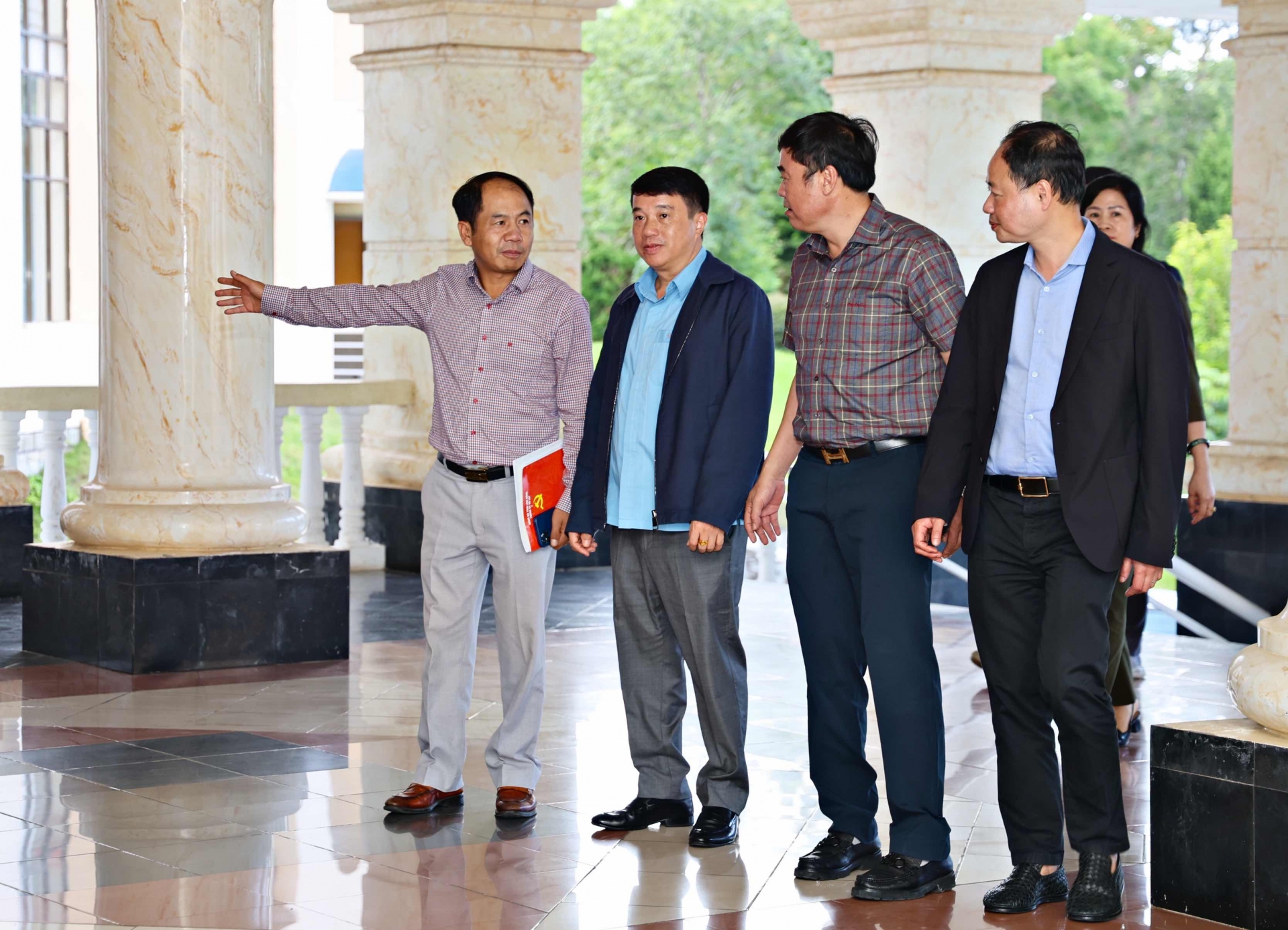 đồng chí Y Thanh Hà Niê Kđăm - Ủy viên Ban Chấp hành Trung ương Đảng, Bí thư Tỉnh ủy Lâm Đồng, Trưởng Ban Chỉ đạo thực hiện hợp nhất 3 tỉnh Lâm Đồng, Bình Thuận và Đắk Nông; đồng chí Trần Hồng Thái, Phó Bí thư Tỉnh uỷ, Chủ tịch UBND tỉnh Lâm Đồng cùng đoàn công tác của tỉnh đã đi kiểm tra công tác vận hành thử nghiệm của chính quyền cấp xã sau sắp xếp.