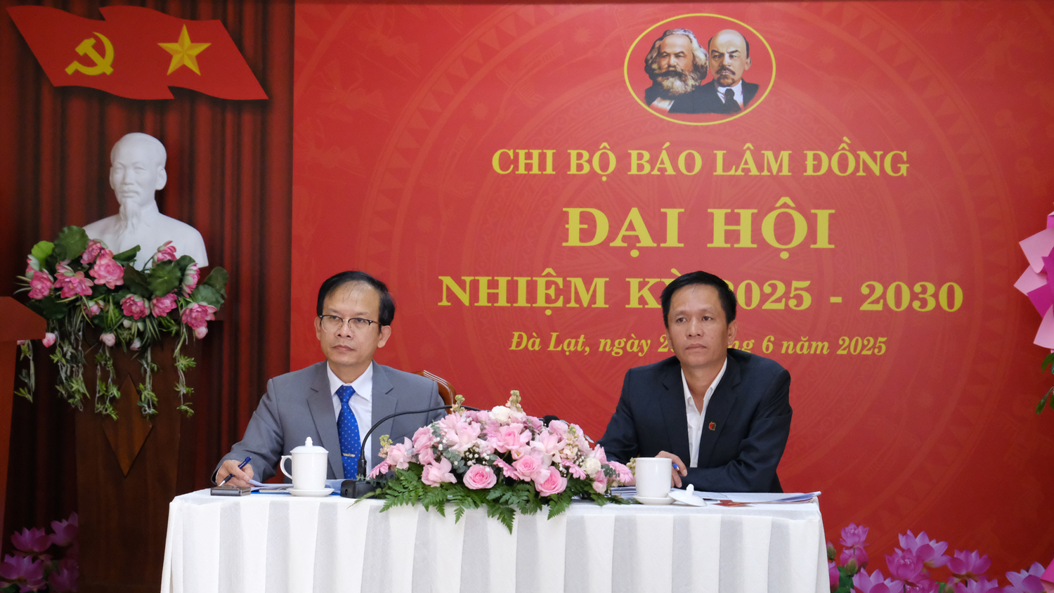 Các đồng chí điều hành Đại hội