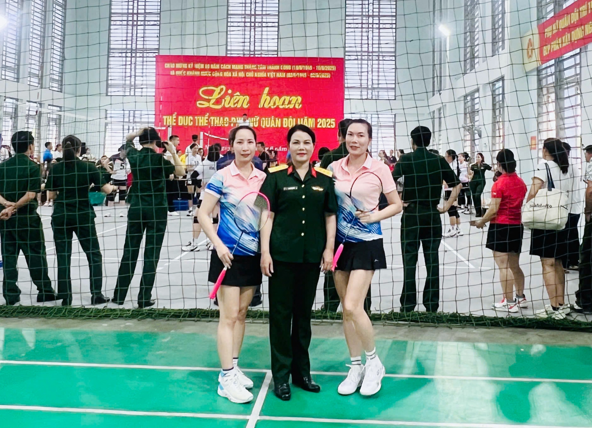 Cặp đôi Thiếu tá, quân nhân chuyên nghiệp Lê Thị Hiền và Thiếu tá, quân nhân chuyên nghiệp Nguyễn Thị Kim Tuyến giành giải Nhất ở nội dung cầu lông đôi nữ 