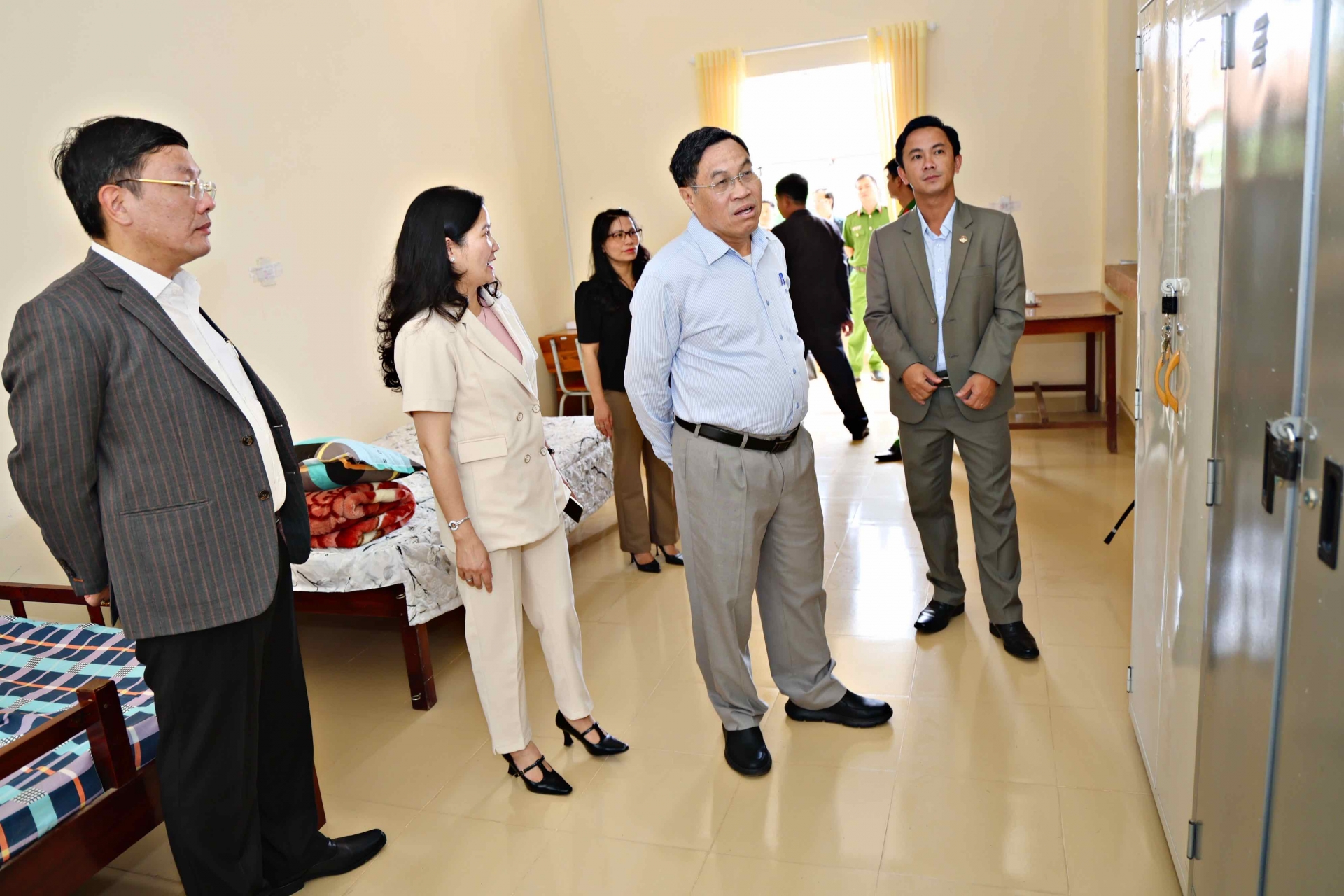 Phó Chủ tịch UBND tỉnh Võ Ngọc Hiệp kiểm tra tủ đựng đề thi tại điểm thi Trường THPT Langbiang Lạc Dương và THPT Đơn Dương trong chiều 24/6. 