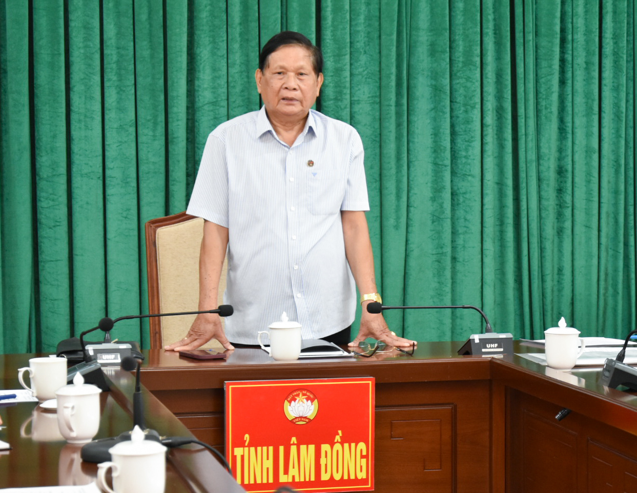 Ông Nguyễn Bạn - Chủ tịch Hội Hữu nghị Việt Nam - Lào chủ trì hội nghị 