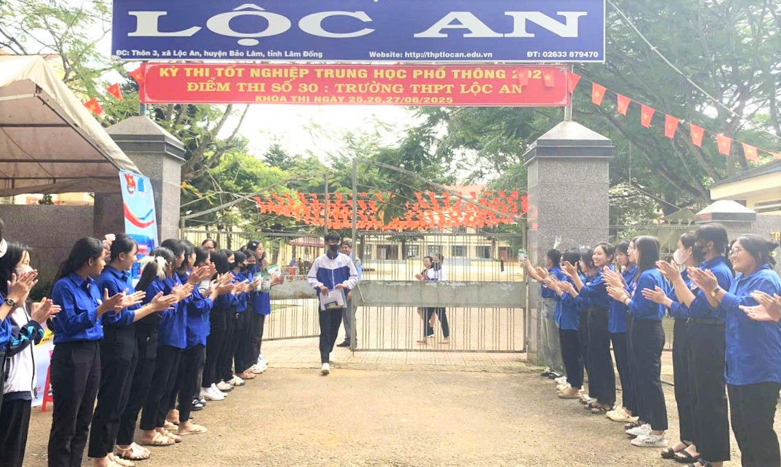 Đội hình thanh niên tình nguyện tại điểm thi trường THPT Lộc An động viên tiếp sức cùng sĩ tử