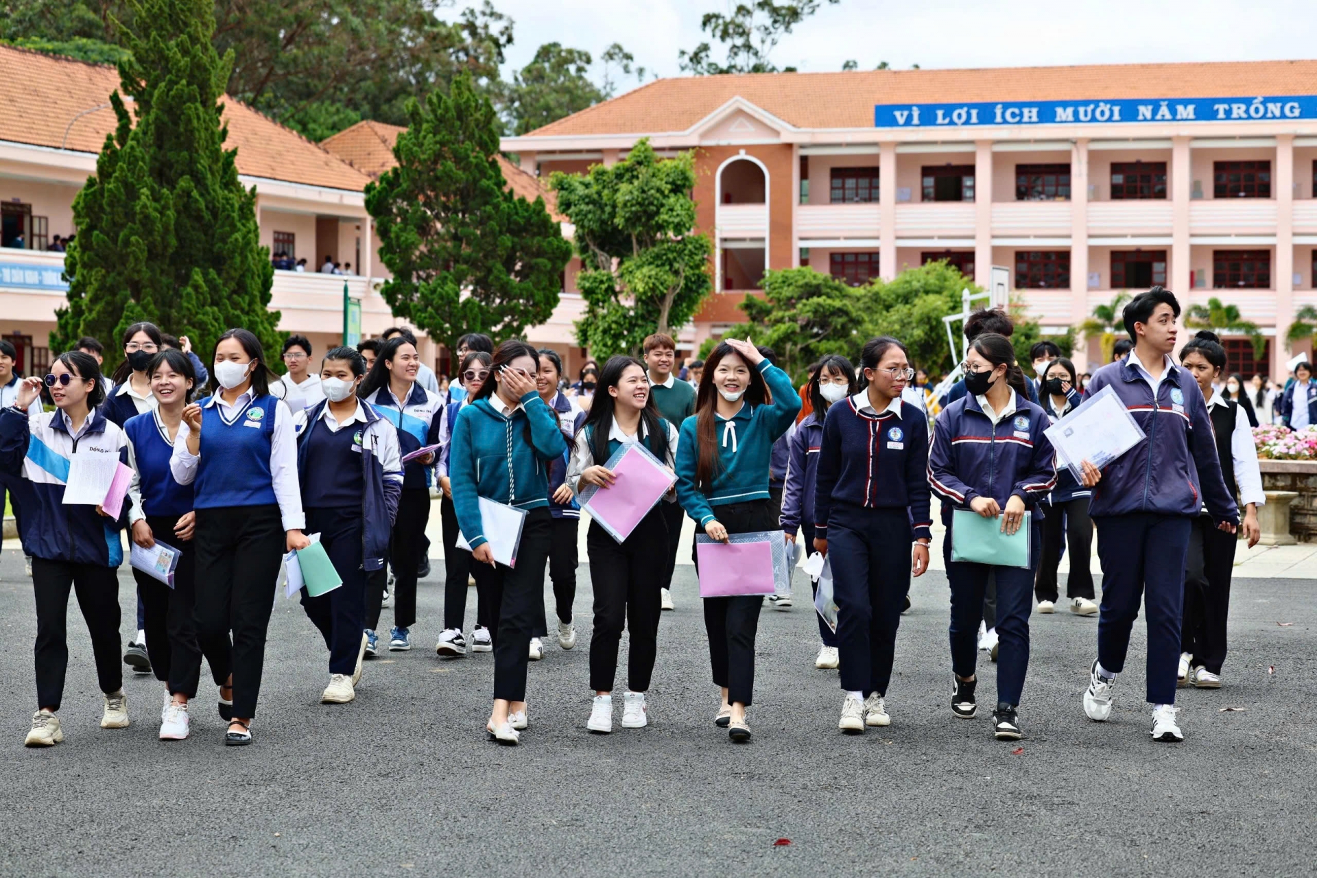 Các TS tại điểm thi Trường THPT Bùi Thị Xuân hoàn thành xong bài thi môn Toán.