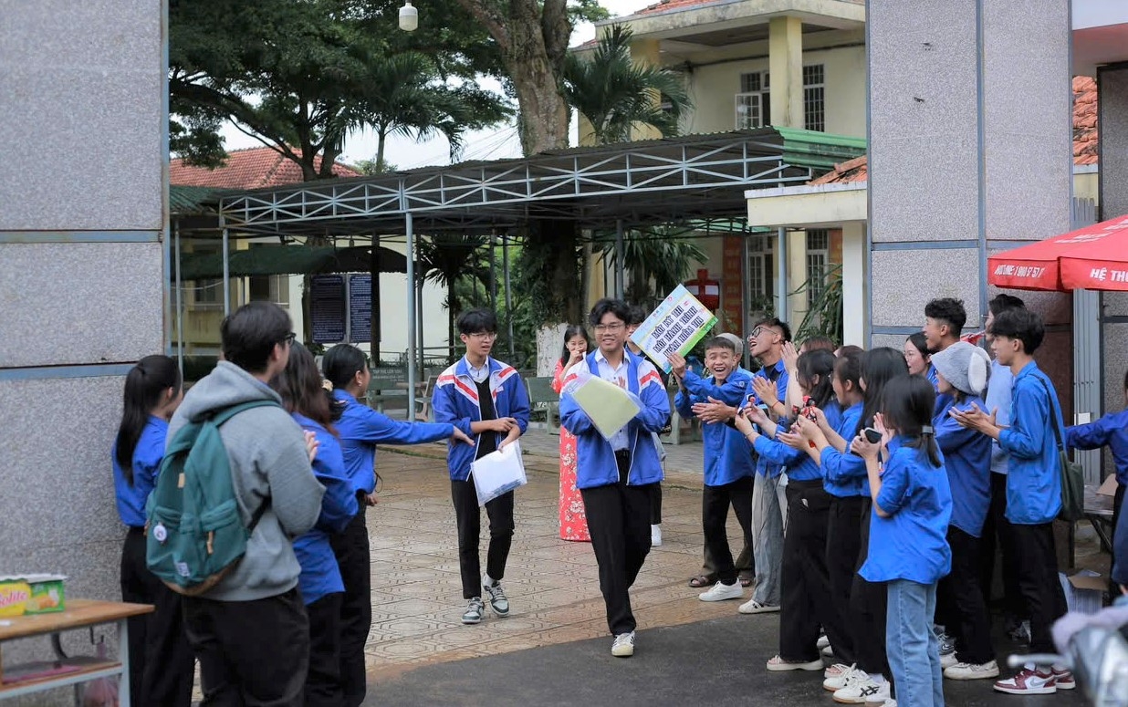 Các đội hình thanh niên tình nguyện trên địa bàn TP Bảo Lộc tiếp sức cùng thi sinh trước khi vào phòng thi