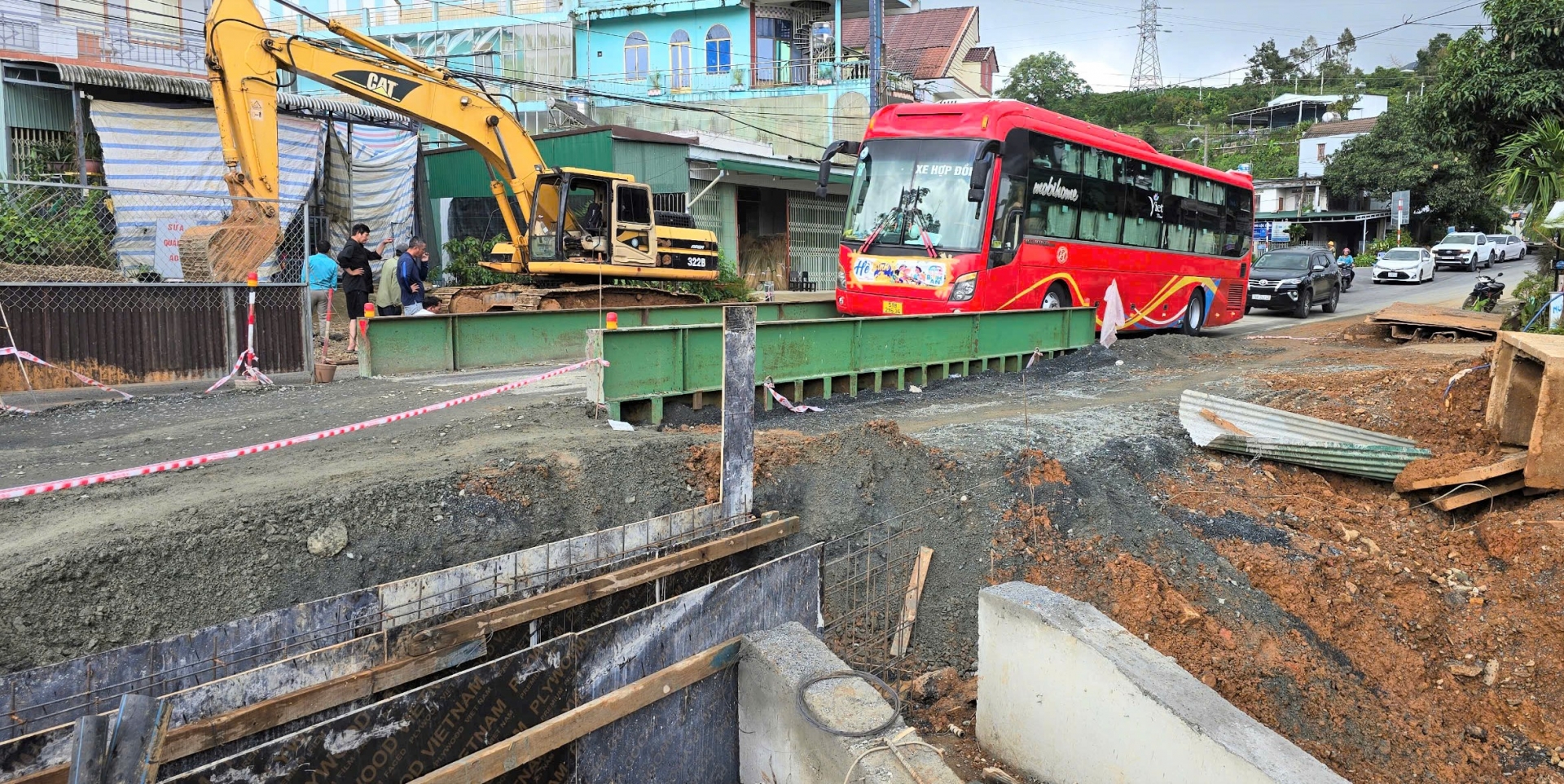 Đơn vị thi công công trình Công ngang tiến hành san lấp trả lại mặt bằng lòng đường Cống ngang trên Quốc lộ 20 để phương tiện lưu thông 2 chiều