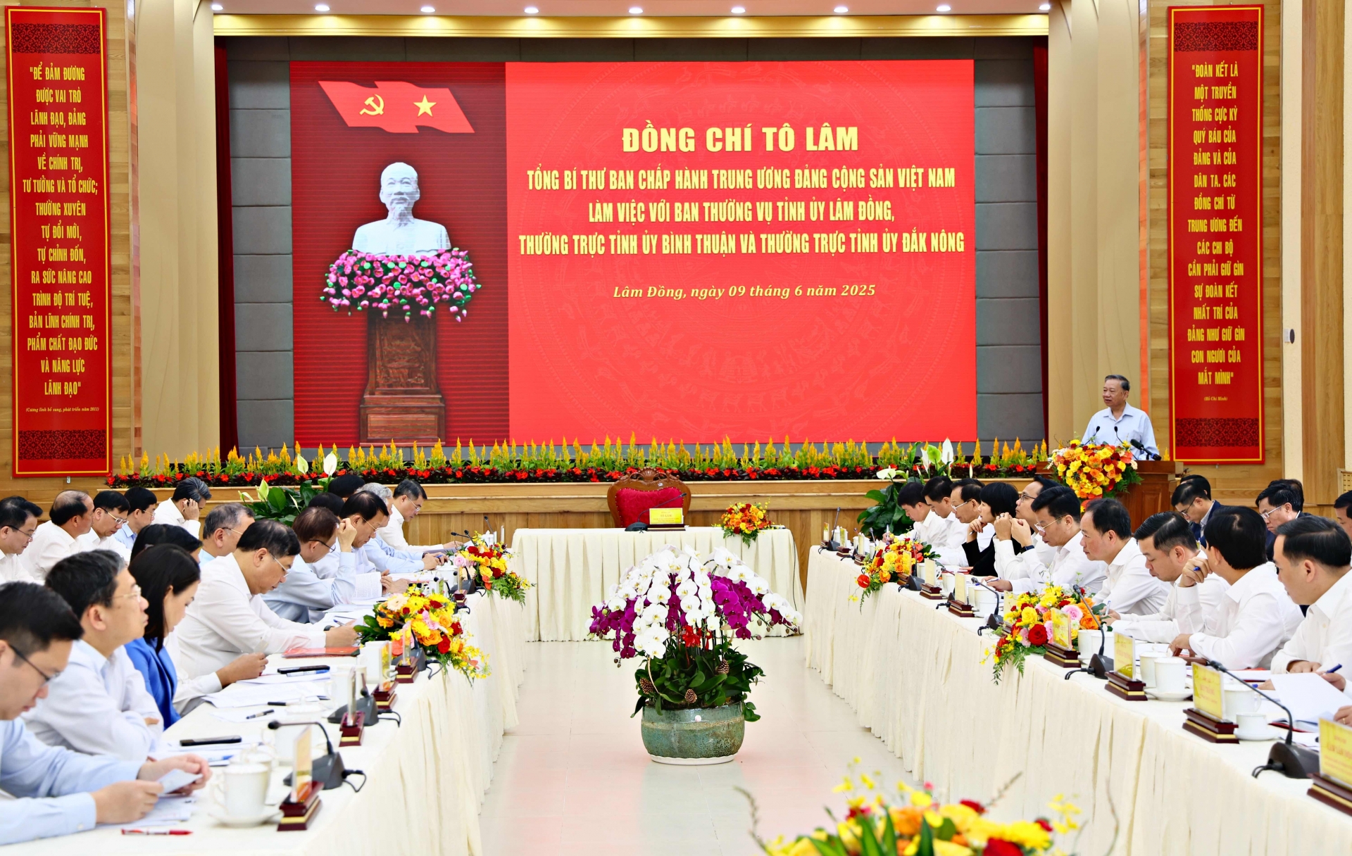 Quang cảnh buổi làm việc của Tổng Bí thư Tô Lâm với Ban Thường vụ Tỉnh ủy Lâm Đồng và Thường trực Tỉnh ủy 2 tỉnh Bình Thuận, Đắk Nông sáng 9/6 tại TP Đà Lạt