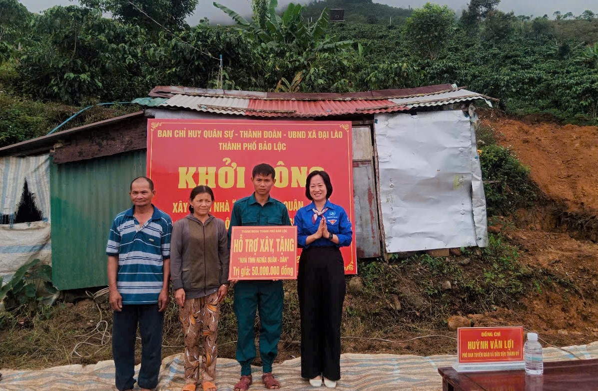 Thành Đoàn Bảo Lộc trao 50 triệu đồng hỗ trợ xây nhà cho gia đình anh Huỳnh Văn Siêu