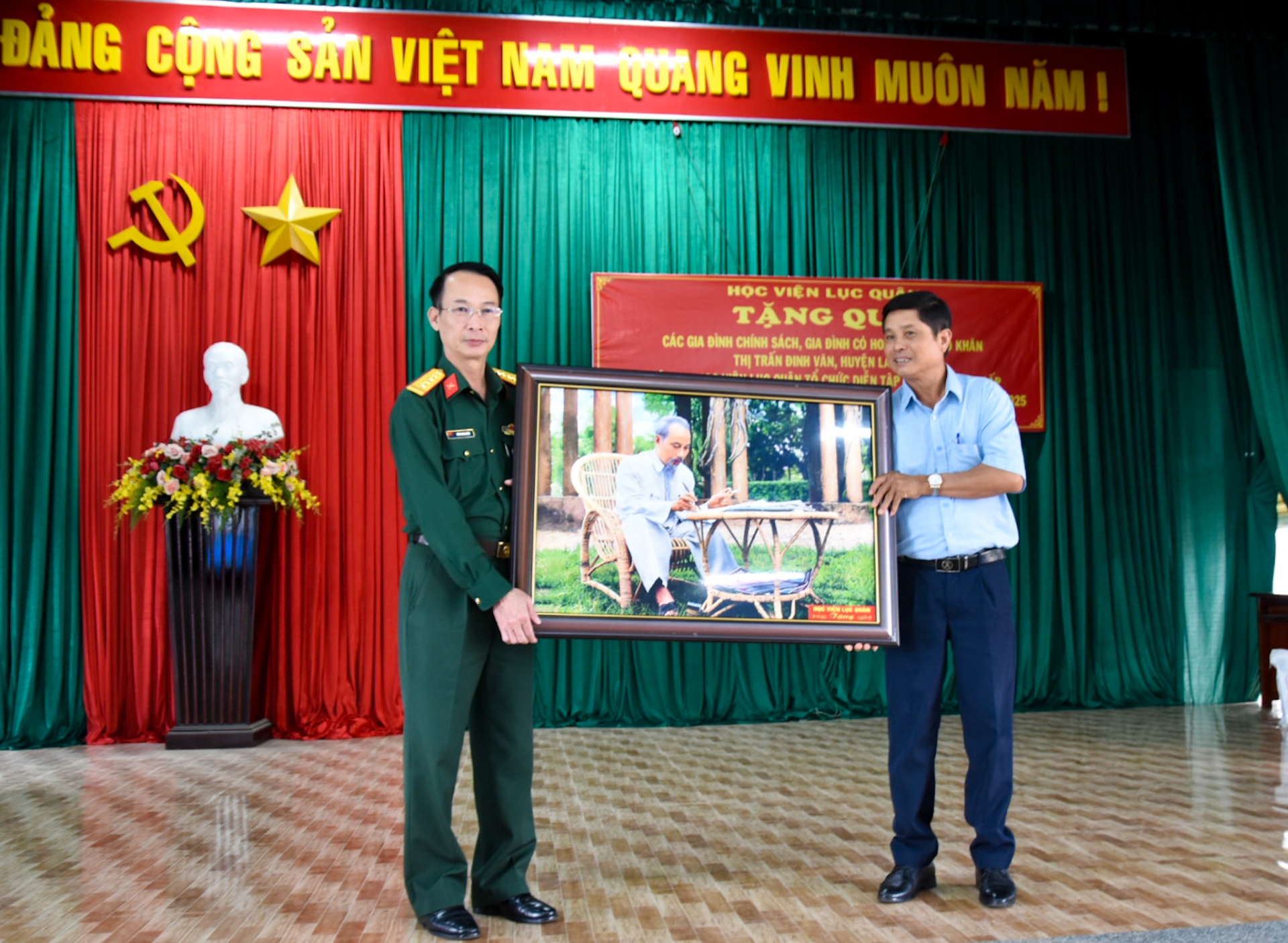 Đoàn trao quà lưu niệm cho cấp ủy, chính quyền địa phương 