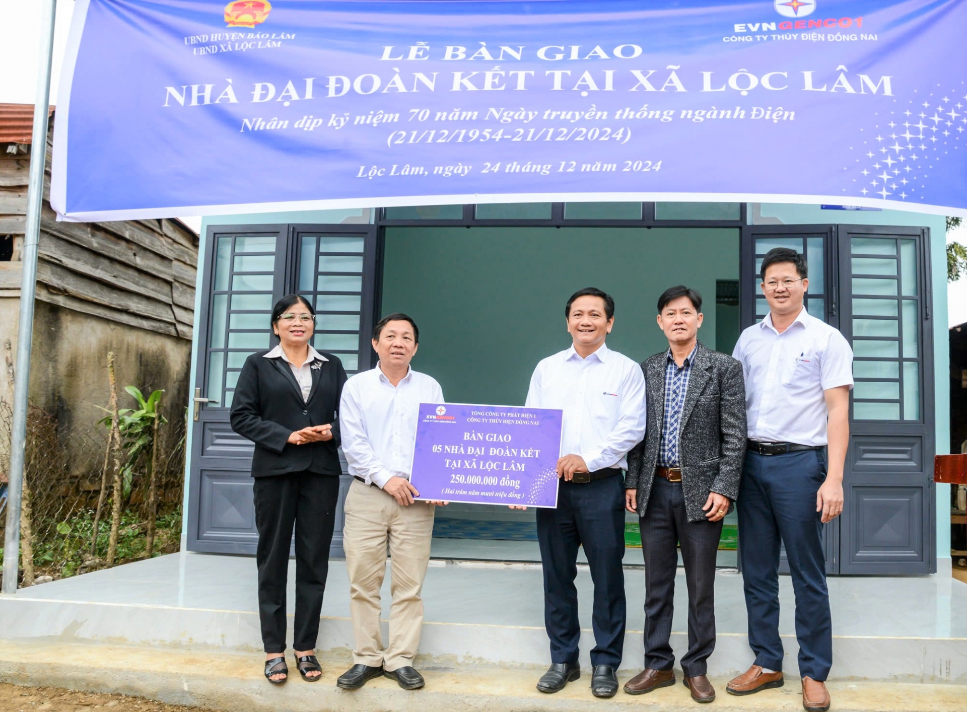 Ông Nguyễn Quang Vĩnh - giám đốc Công ty Thủy điện Đồng Nai trao kinh phí hỗ trợ xây dựng nhà đại đoàn kết cho 5 hộ nghèo tại xã Lộc Lâm (huyện Bảo Lâm)