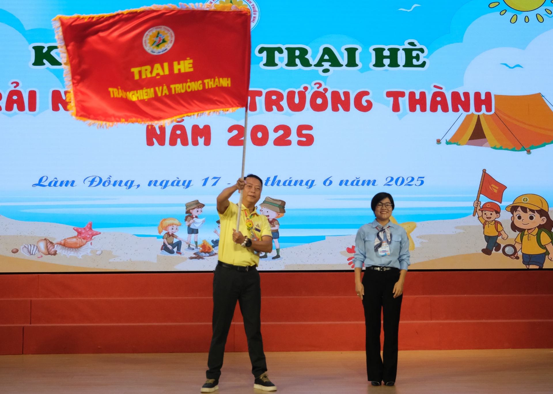 Trao cờ xuất quân Trại hè Trải nghiệm và trưởng thành 2025