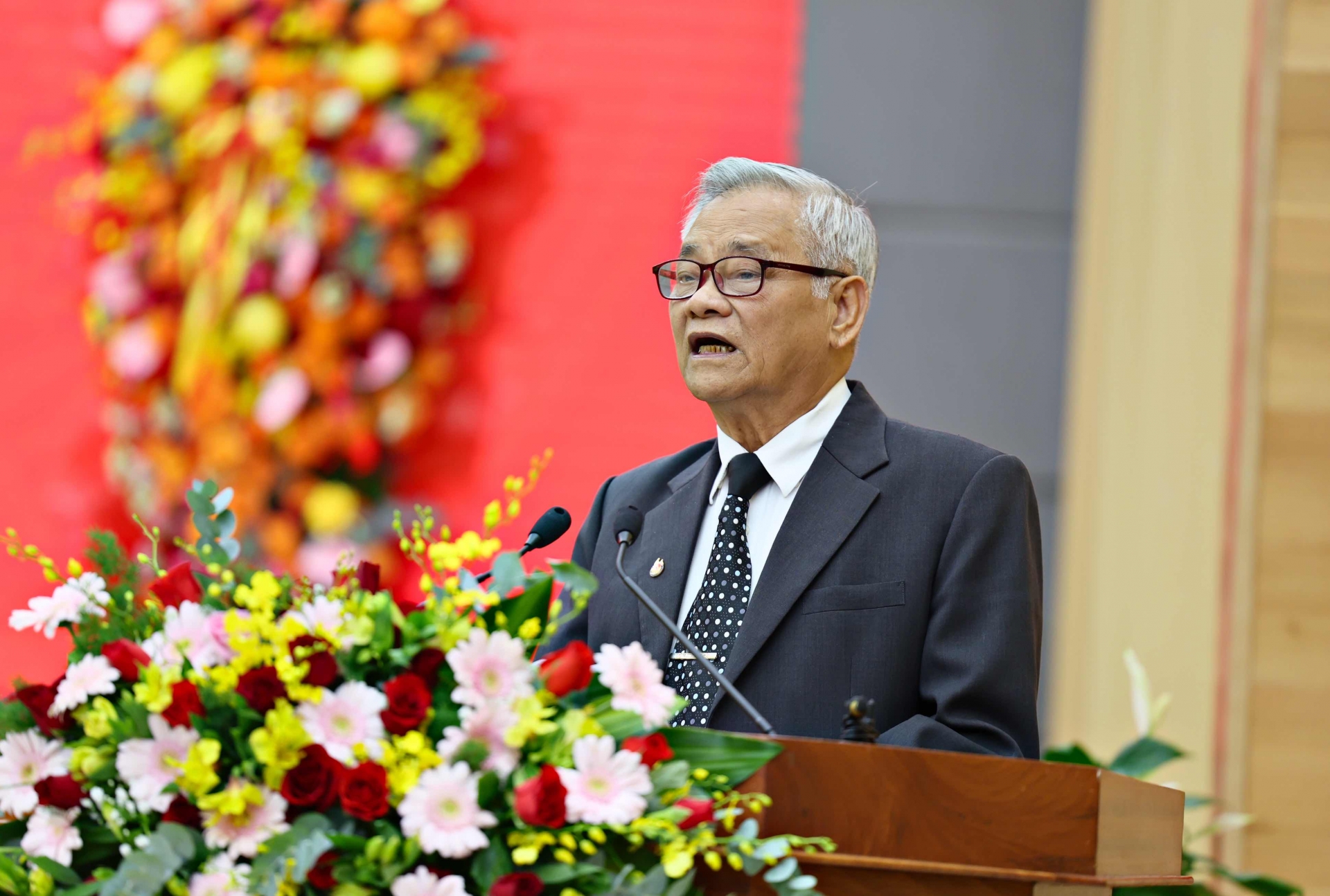 Nguyên phó Tổng Biên tập Báo Lâm Đồng, nguyên Giám đốc Đài PTTH Lâm Đồng Lương Văn Sinh trình bày tham luận nhân kỷ niệm 100 Ngày báo chí Cách mạng Việt Nam