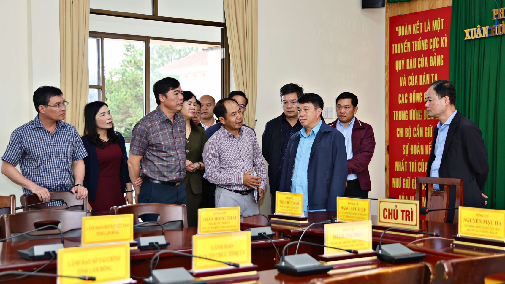 Lãnh đạo tỉnh Lâm Đồng kiểm tra công tác chuẩn bị tại Đảng uỷ Phường Xuân Hương- Đà Lạt về bố trí phòng họp trực tuyến, đường truyền