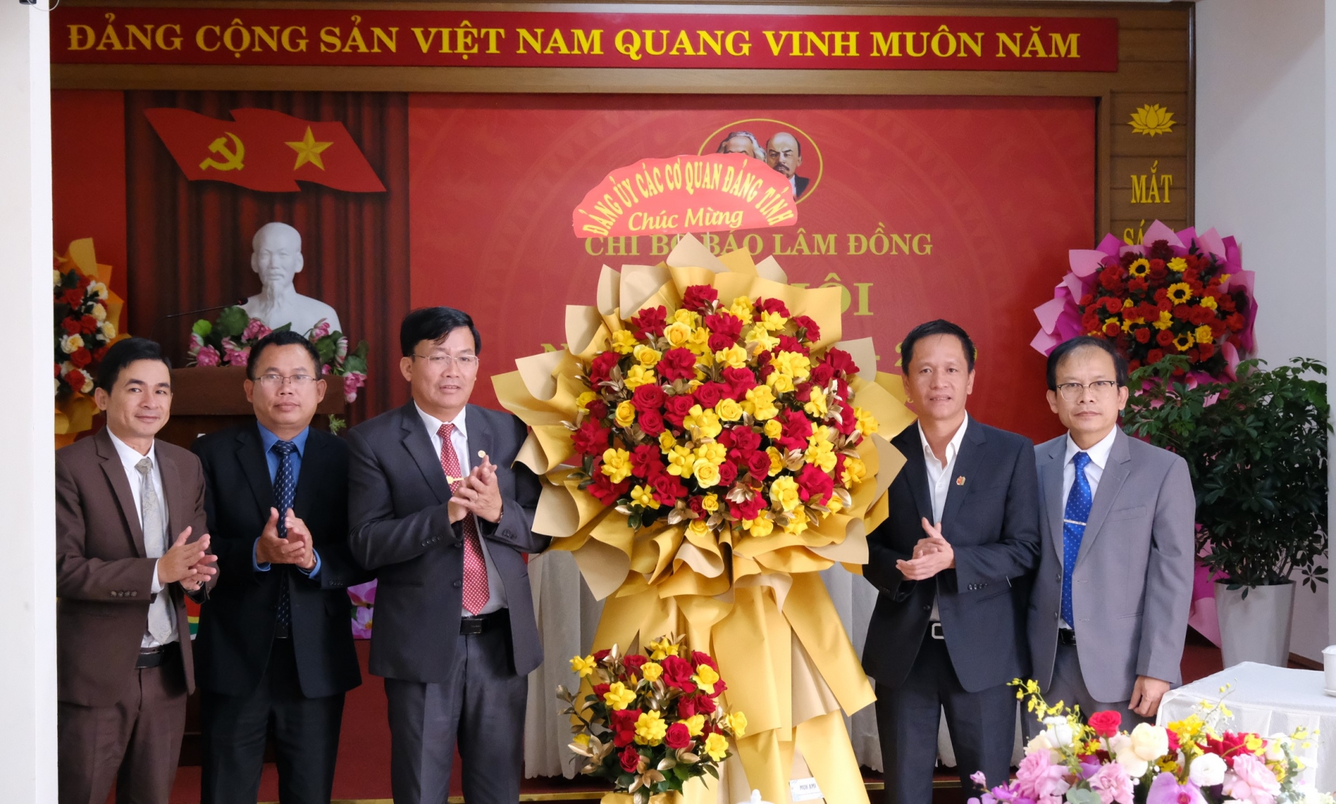 Đồng chí Hoàng Thanh Hải – Phó Bí thư Đảng ủy Các cơ quan Đảng tỉnh tặng hoa chúc mừng Đại hội