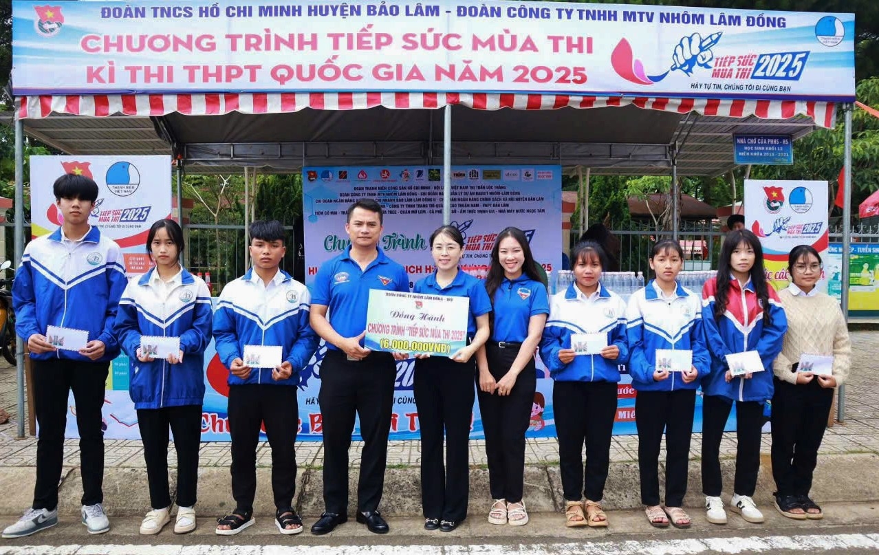 Đại diện Đoàn thanh niên Công ty Nhôm Lâm Đồng cùng Huyện Đoàn Bảo Lâm trao tặng học bổng cho thí sinh có hoàn cảnh khó khăn vào sáng 26/6