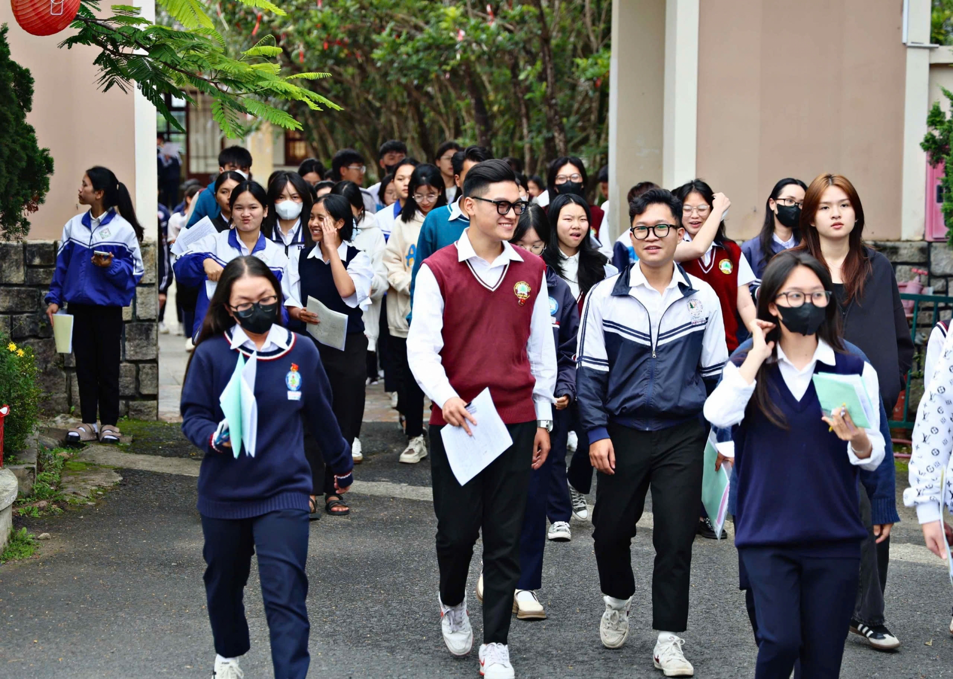 Những TS đầu tiên tại điểm thi Trường THPT Chuyên Thăng Long hoàn thanh xong ngày thi đầu tiên.