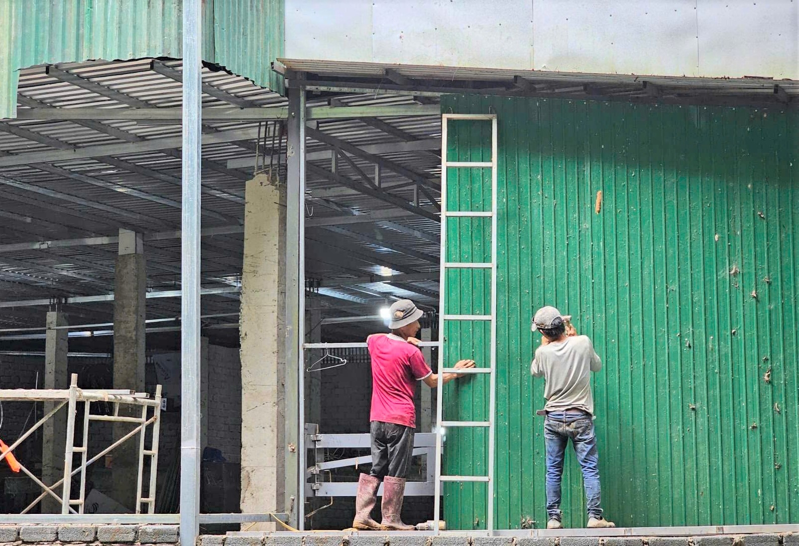 Ngày 26/6, chủ công trình vi phạm bắt đầu tự nguyện tháo dỡ các hạng mục vi phạm tại công trình này